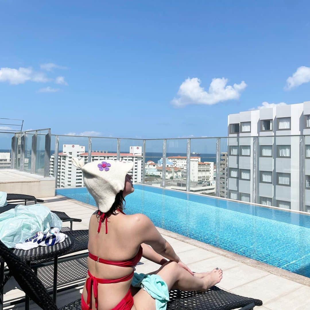 えなちぃのインスタグラム：「外気浴の眺めが最高すぎない？🥺 自分のサウナハット持参した🧖‍♀️」