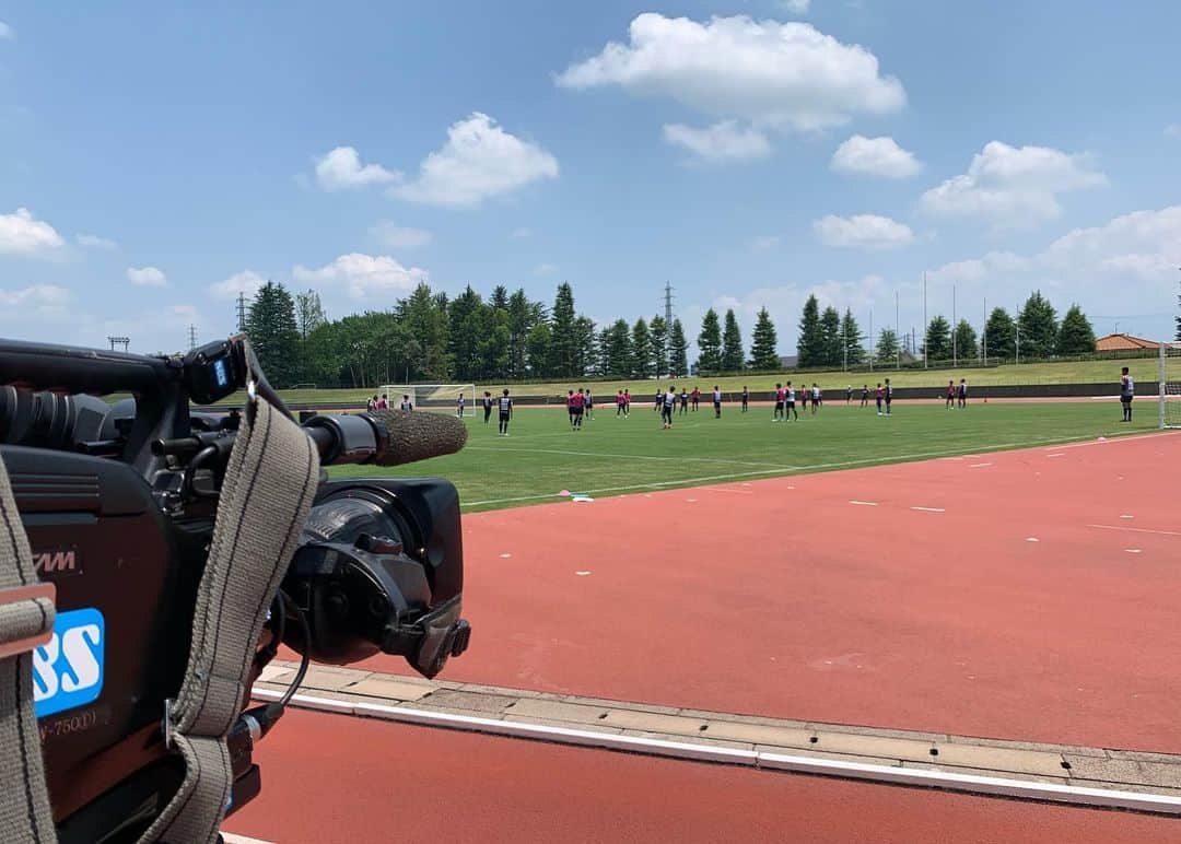 松山航大さんのインスタグラム写真 - (松山航大Instagram)「★ 【最終回】 「週刊ながのスポーツ！」は今日の放送が最終回でした。 . 番組開始からおよそ8年間。県内のプロスポーツをはじめ、高校スポーツ、さらにはジュニアスポーツまで、様々なジャンルをお伝えしてきました。 . 私は、小川功二アナからバトンを引き継いで、2018年からMCを担当。取材先や、街中で「ながのスポーツ観てるよ！」と声をかけていただくこともあって、すごくやりがいを感じるお仕事でした。何より「スポーツの仕事がしたい」という思いでアナウンサーになった私にとっては、とても特別な番組でした。 . 番組は終わってしまいますが、県内のスポーツ情報は、変わらずNBSの番組でお伝えしていく予定です！ . これまで取材にご協力いただいた皆様。そして番組をご覧いただいた皆様。本当にありがとうございました！ . #長野放送 #週刊ながのスポーツ #アナウンサー #松山航大」3月25日 21時28分 - kodai_matsuyama