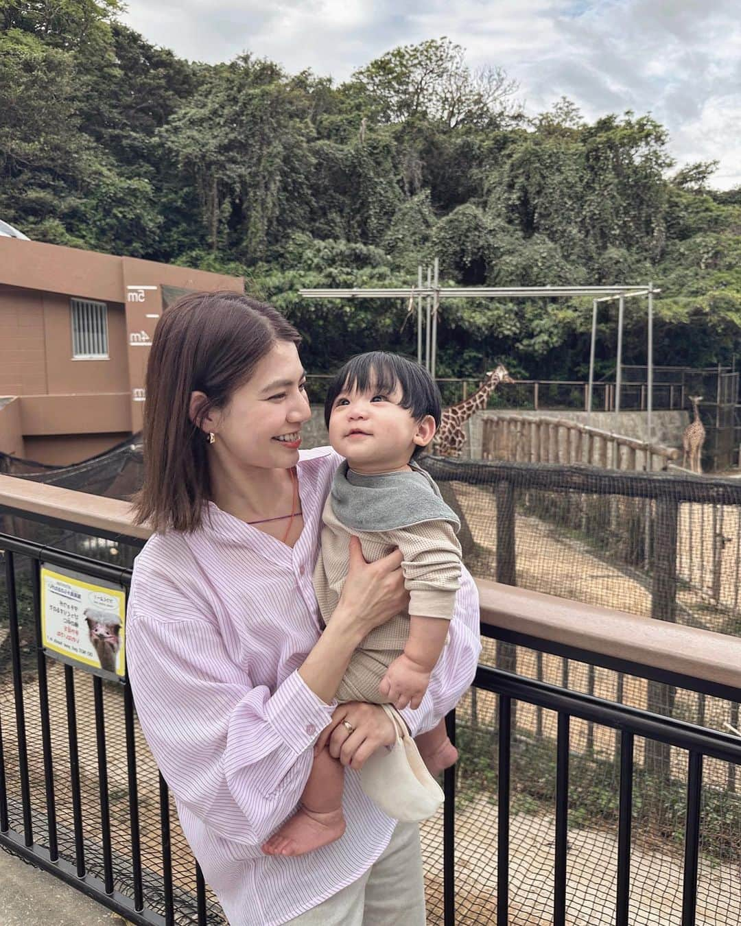 畑有里紗さんのインスタグラム写真 - (畑有里紗Instagram)「沖縄行った初日に トナちゃん動物園デビュー🦁🐘🦒  👩🏻‍🦰tops @grl_official  pants @zara  👶🏻set up @hm  sty @marlmarl_tokyo  (動物園コーデはこんな感じでした👖)  大きく動いてる動物は見てたし 少し反応もしてて可愛かったなぁ👶🏻 カバのような瞬きしかほぼしてないような動物は 置物のような扱いでまったく見向きもせず👀 増設工事してて基本的には その音のほうばかり見てた👷笑  入場料500円やったし あんまり期待してなかったけど 中広くて見応えあって私たちのほうが楽しんでたかも😂 授乳室完備でおむつ替えとかの 設備もそれなりに綺麗やったよ〜 我が家はもう👶🏻重いからベビーカーで行って 交代で押しながら動物エリアは抱っこして回ったけど けっこう坂とかは多いから スニーカーでよかった〜って思いました👟  なかなか楽しく時間潰せたので 沖縄行かれる子連れの方とくにおすすめかな😙 これからもっと増設して大きくなるみたいで またトナが大きくなって沖縄来た時には 行きたいな〜と✈︎  またまた10枚目のトナちゃんは なんかいいポーズをしてくれてたわ🤣👆 (逆光で画質荒いけど👶🏻決まってるしお気に入り笑)  @sho_arii.family  #男の子ベビー#息子#動物園デビュー#動物園デビューしました#沖縄旅行#子連れ旅行#沖縄#沖縄観光#子連れ沖縄#子連れ沖縄旅行#沖縄こどもの国#男の子ママ#新米ママ#令和4年ベビー#グレイル#grl#プチプラコーデ#動物園コーデ」3月25日 21時31分 - arii_m36