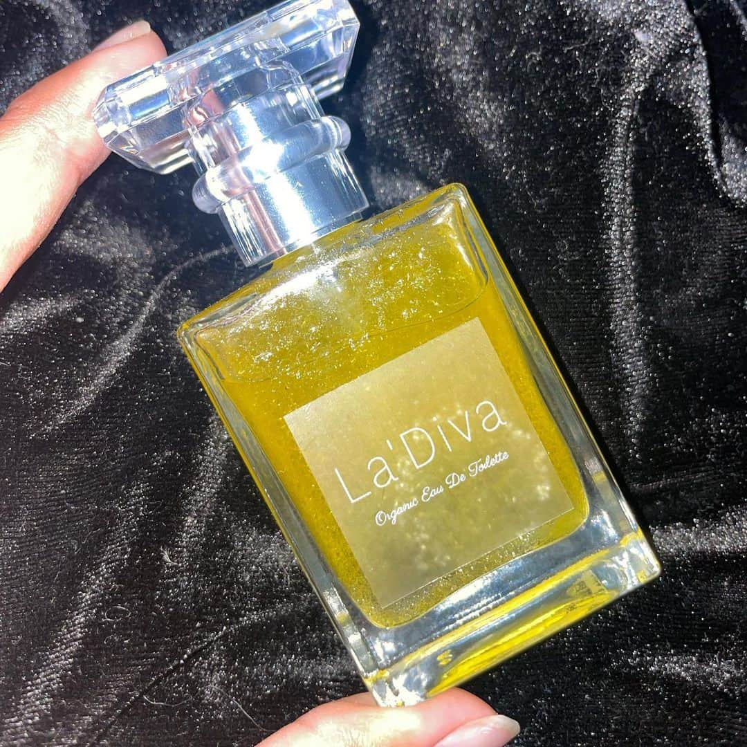 川合美乃里さんのインスタグラム写真 - (川合美乃里Instagram)「ちょっと前のチームラボ 最近お気に入りの香水🌼 私匂いフェチなんですよ。 この匂い最高。オーガニックで植物の自然な香りだから男の人がつけてても自然な香りだよ🌱🫶🏼✨ #香水#オードトワレ @inyou_magazine @inyou_official #inyoumarket」3月25日 21時31分 - minorikawai