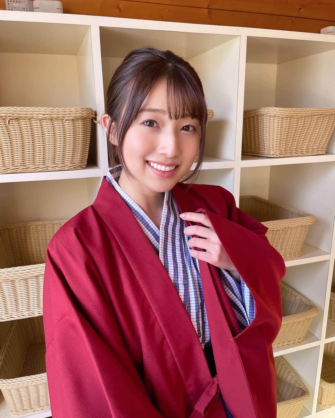 安部若菜のインスタグラム：「#愛される予感 発売まであと2日！✌🏻  写真集を出すなら、絶対着たいと思っていた旅館浴衣♡  これを脱いでからの温泉入るのを、やりたかったんです…！！  そんな自分の念願も叶った写真集になりました😽♨️  #温泉#温泉女子#浴衣#写真集#グラビア#オフショット」