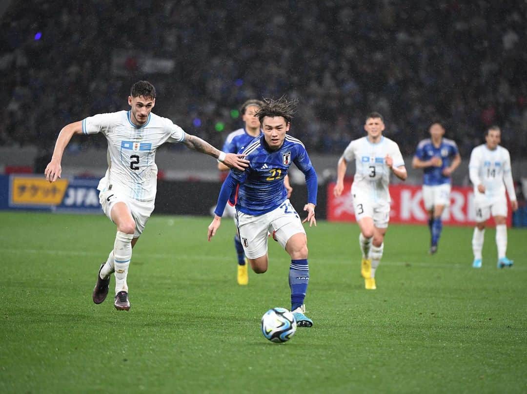 のインスタグラム：「雨の中応援ありがとうございました！！ 素晴らしい雰囲気の中でプレーできて幸せでした！ 勝利を届けられるようにまた一丸となって戦います！  #jfa #uruguay  #上田綺世 #21」