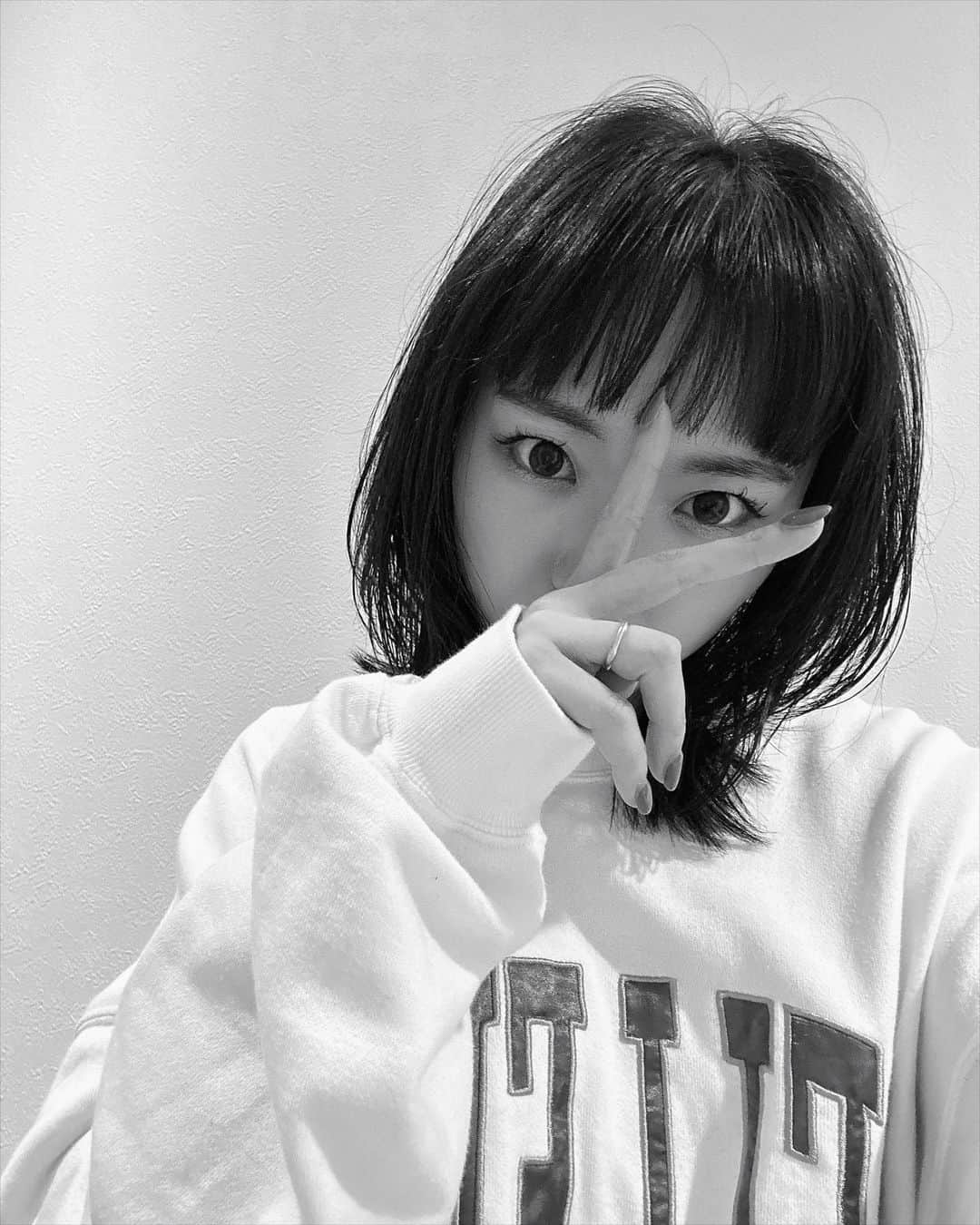 sayocoのインスタグラム：「ヘアメンテ完了🔋💇🏻‍♀️🔥(ピースきもい) 長年ぱっつんしか勝たんと思ってたのに 最近はどんどんレイヤー欲増す！！✂️  #レイヤーカットミディアム」