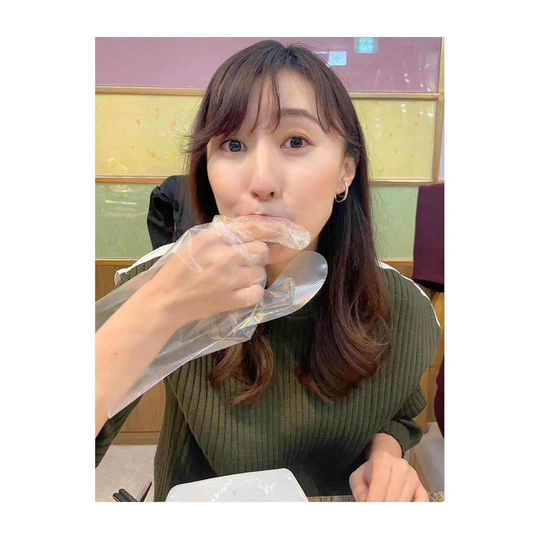 楠紗友里のインスタグラム：「* カンジャンケジャンを喰らうっ🦀❤︎  仁川にあるハグンチョンのカンジャンケジャン、美味しかった🥹🥹✨ コスパ最強🙌🙌 おかずも、どんだけ出てくるの⁉️って位たくさん🤣😂 何気に食べたかったケランチム（韓国風茶碗蒸し）も出てきて嬉しかった🥺🥺🙌 食べ方分からずおよおよしてた母に、隣に座っていた아주머니がめちゃくちゃ親切に教えてくれました🫢  プロカンジャンケジャンも❣️ カンジャンセウが結構好きでした🙈✨  맛있었어요❤️   #カンジャンケジャン #カンジャンセウ #プロカンジャンケジャン  #간장게장 #간장새우 #학운정 #학운정간장게장  #프로간장게장 #프로간장게장신사본점  #계란찜🐣」