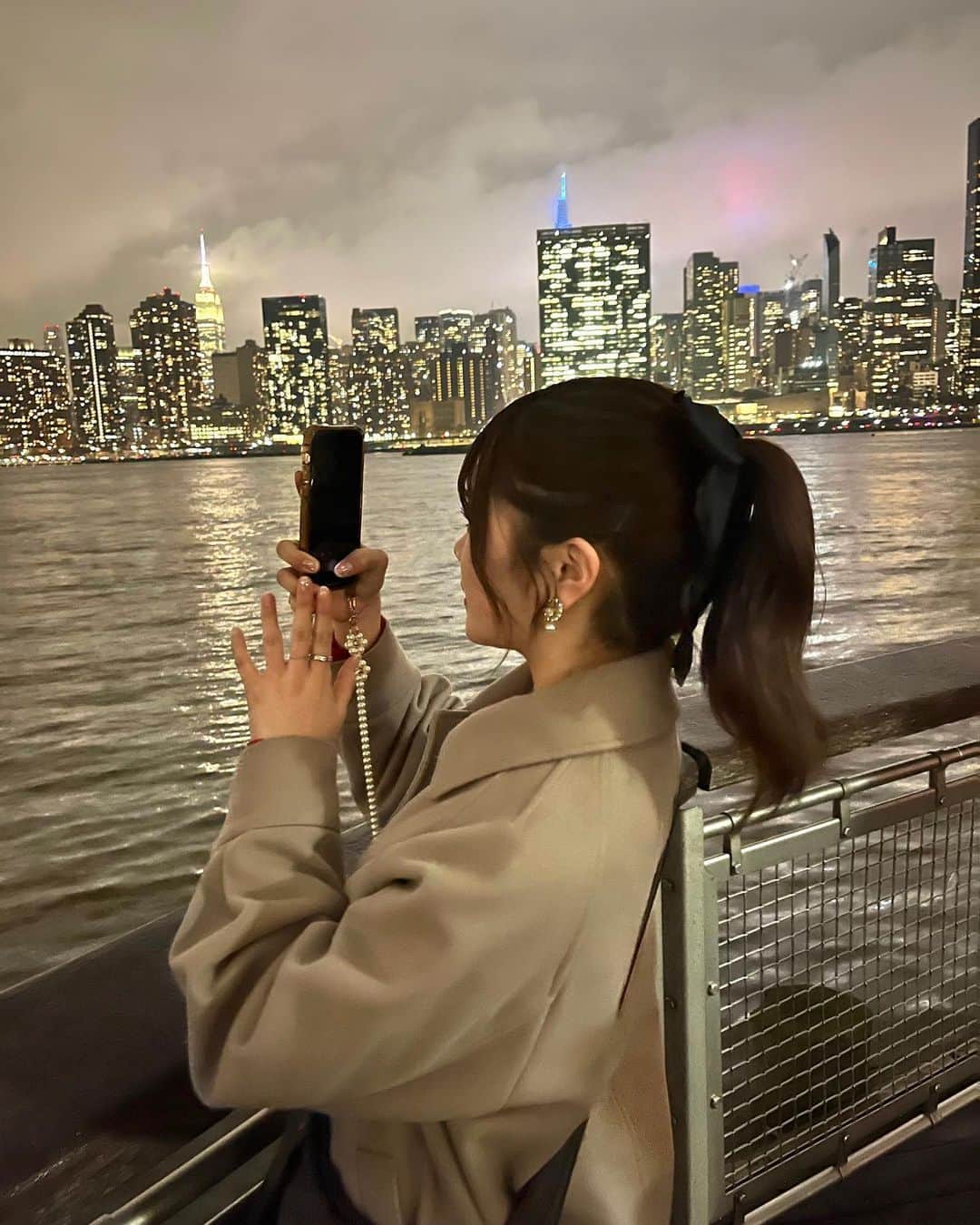 熊谷真里（まりくま）さんのインスタグラム写真 - (熊谷真里（まりくま）Instagram)「⁡ ⁡ スクロールしてくと、頭のリボンがだんだん 猫耳にみえてくるよ🐈‍⬛ ⁡ でしょ？？ ⁡ ⁡ ⁡ ⁡ ⁡ ⁡ ⁡ ⁡ ⁡ いつもいいね＆コメントありがとうございます🧸🎀 ⁡ ⁡ ⁡ ⁡ #まりくま #夜景 #ニューヨーク #newyork #猫耳 ？ #リボン です☺︎︎」3月25日 21時45分 - maritsupe0208