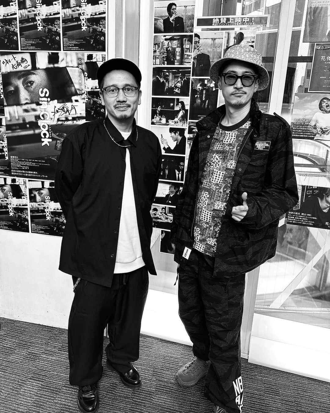 窪塚洋介のインスタグラム：「牧監督と舞台挨拶するのは、 あと春の沖縄くらいなんだろか… あっという間だったけど、 ロングランと呼べる興行になって嬉しいな^ ^ 長い付き合いになりそうな同い年の監督。 良き出会いがたくさんあった作品だった… #sinclock」