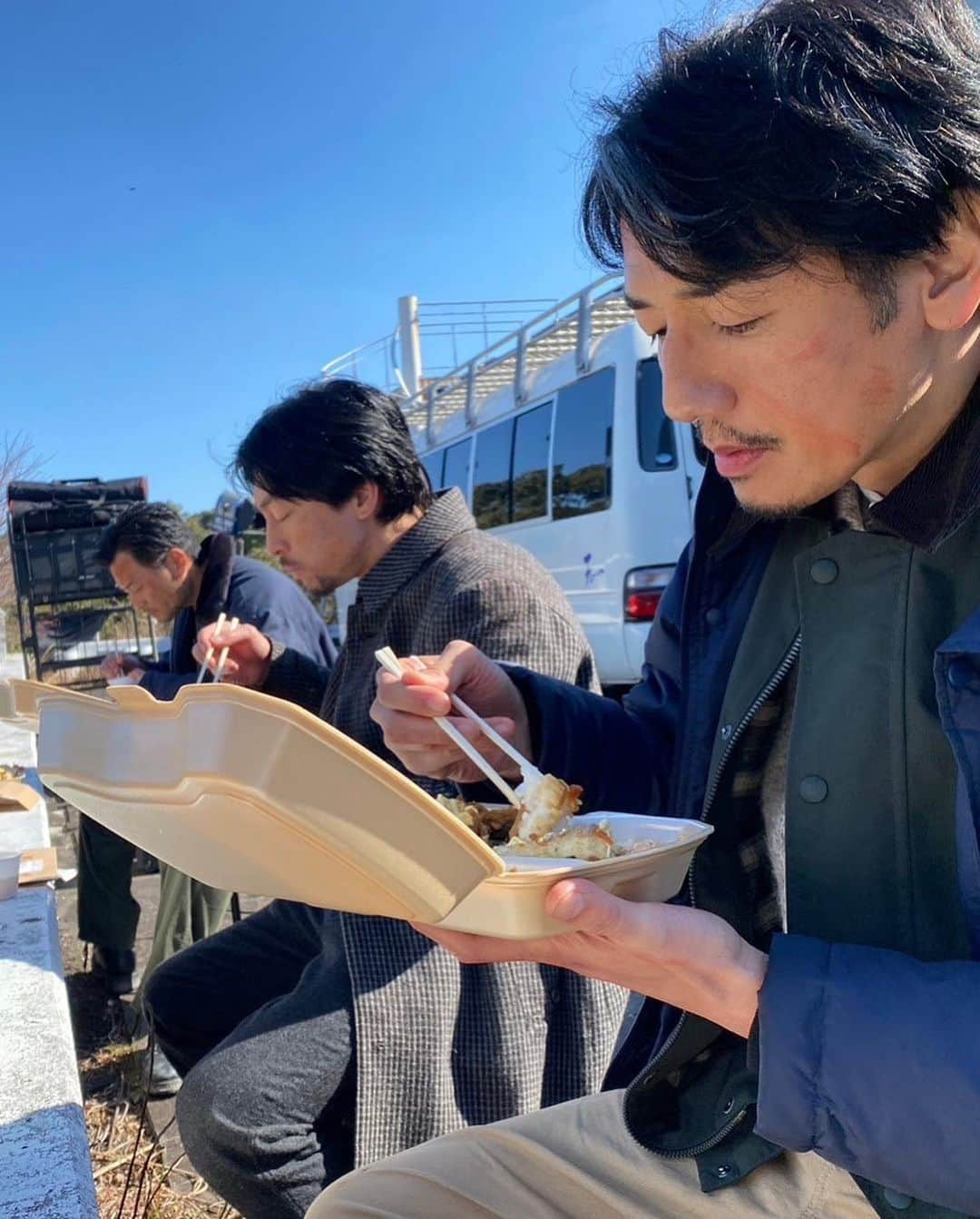 弓削智久さんのインスタグラム写真 - (弓削智久Instagram)「#君と世界が終わる日に  season4  オフショット 現場は気温が低く🔥を囲み 並んでお弁当を頬張る。 📷by @tamayo_suzuki」3月25日 21時53分 - tomohisayuge