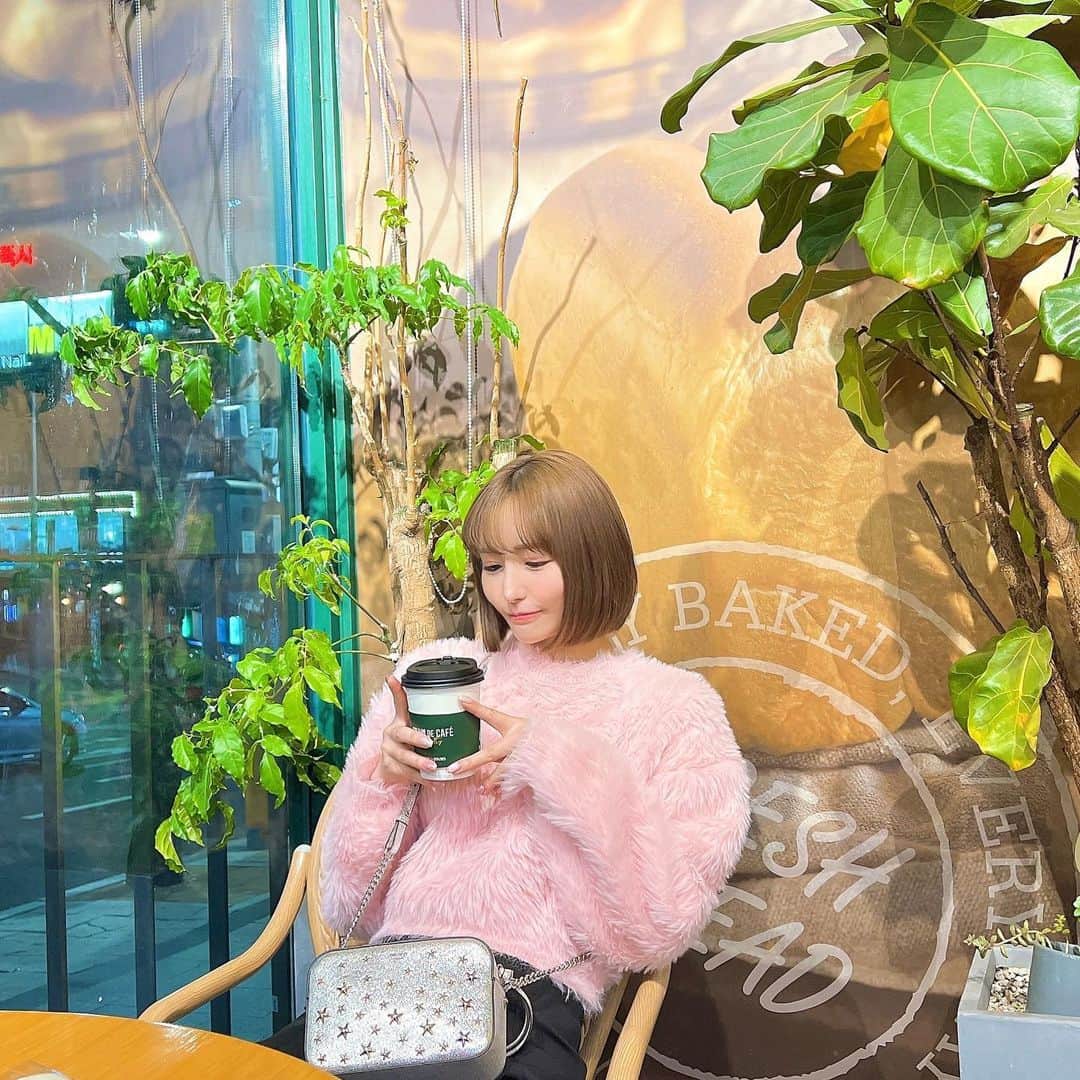 のインスタグラム：「. 韓国に来ると、カフェたくさん 行きたくなる🧁☕‪‎🤍𓈒 ̇ 𓂂💭  . .」