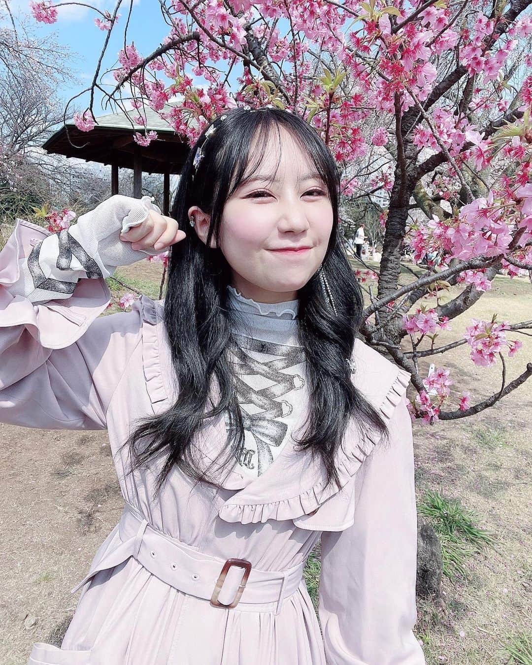 上野遥さんのインスタグラム写真 - (上野遥Instagram)「🌸🌸🌸  結衣と桜を見ました〜！  時間的に少しだけだったけど、 晴れてた日で暖かくて最高でした🥹！  #新宿御苑 #初めて行った #入る前に並んでるの見てたまげました　#お花見 #東京桜」3月25日 21時46分 - harutan.pink