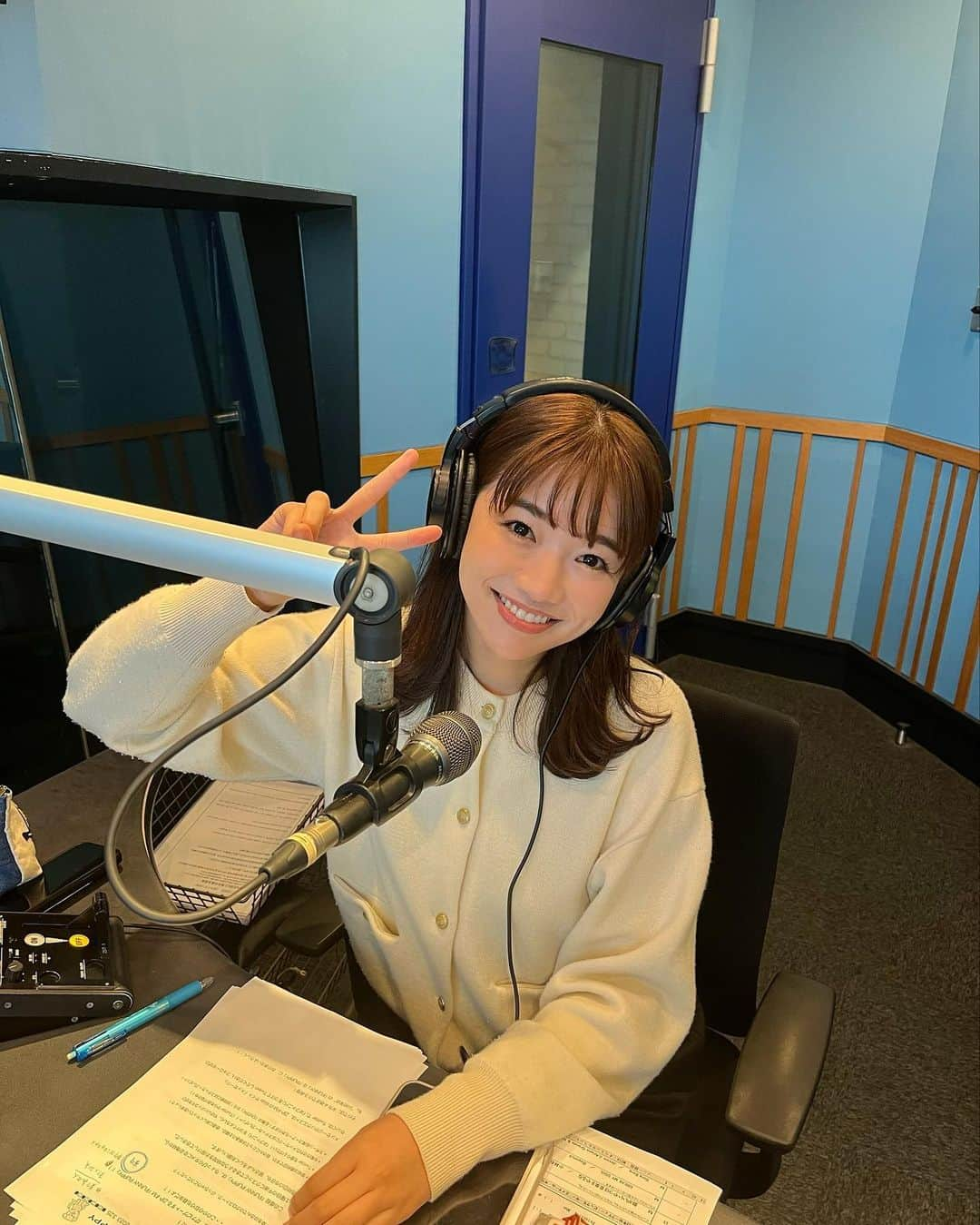 川村茉由のインスタグラム：「今日でZIP-FM卒業🌸& FUNNYPUPPY最終回🐶でした！  伝えたいことは今日の番組に 全部おさめました🥹🙌 (最後謎に1分余って、とっさに 歌って締めましたが🥸)  ゲストで来てくれて、 お世話になった大好きな アーティストの方々から サプライズメッセージが 届きました🥹涙 @funkykato_funkykato_funkykato  @fmbmonkiti  @realukyokobayashi  @rtb3_official  @7order_project_official  #idontlikemondays  ありがとうございました🥰🙏  写真は歴代の番組 ・FUNNYPUPPYチーム ・サタゴーチーム ・PEEPSチーム ・FUNNYBUDDYチームと☺️ あと奈津さん、ちせちゃん、 ミキサーなかつさんも🥹🌸 そして駆けつけてくれた ZIPスタッフの皆さん✨  ファニバー時代の相棒、 完さんも仕事の現場から 電話繋いでくれて…🥹📞 感謝感謝です🥲🙏  ZIP-FMスタッフの皆さん、 制作会社の皆さん、 ナビゲーターの皆さん、 支えてくれたマネージャーさん、 そして何よりzippie🎙 最高な６年間本当に本当に ありがとうございました💕  #zipfm #zippie #radio #ラジオ #ファニパ #ファニバー」