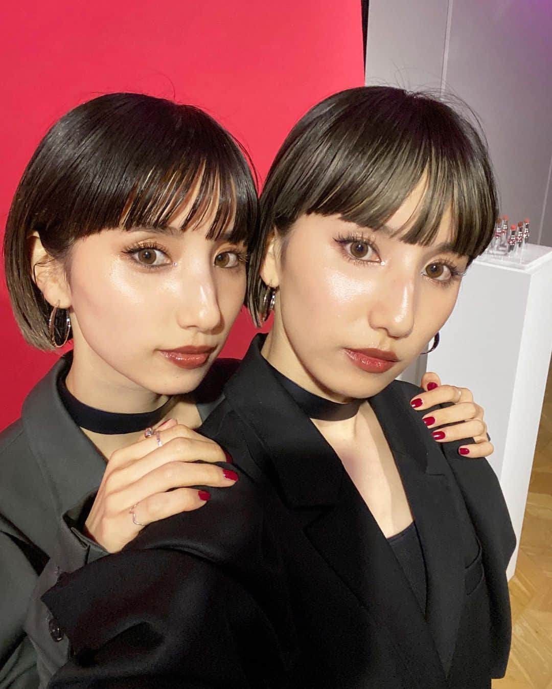 谷奥えまのインスタグラム：「YSL Beauty キャンディグレーズから新作が3色登場♬   潤い溢れるテクスチャーがお気に入りです！！　 私たちは14番の大人っぽい色を塗ってみました！　 　 衣装→ @haengnae_official   #キャンディグレーズ　#pr  #yslbeauty」