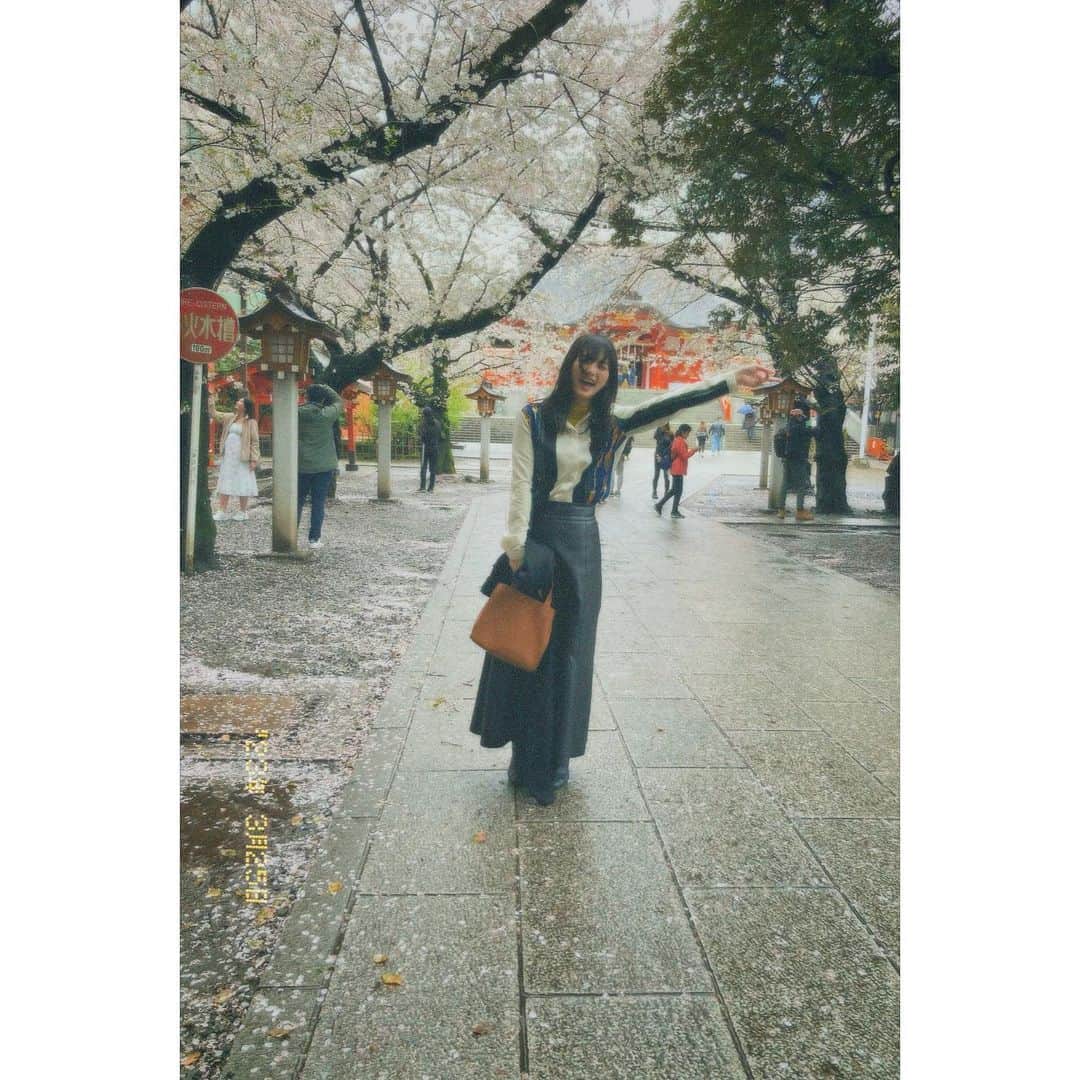 小森真理子のインスタグラム：「本日は息子氏を実家に預かってもらい久しぶりにのんびりおしゃれランチをしたりお買い物をしたりできました〜っ🍣🛍️ リフレッシュできたー！！  そしてめちゃくちゃ久しぶりに思い出深い花園神社にもお参りできて大満足🌸 (１枚目 花園神社をディズニー並のテンションで喜んでる図) ずっと雨降ってたのに神社についたらタイミングよく止んでくれてなんだか縁起良くてご機嫌真理子氏でした。  _________  せっかくFreedom!!!な日なのに空き時間あればすぐ子供の写真や動画ばっかり見ちゃったり、これ好きそう〜！とかばっかり考えちゃいますな。 ラブマイプリンス」