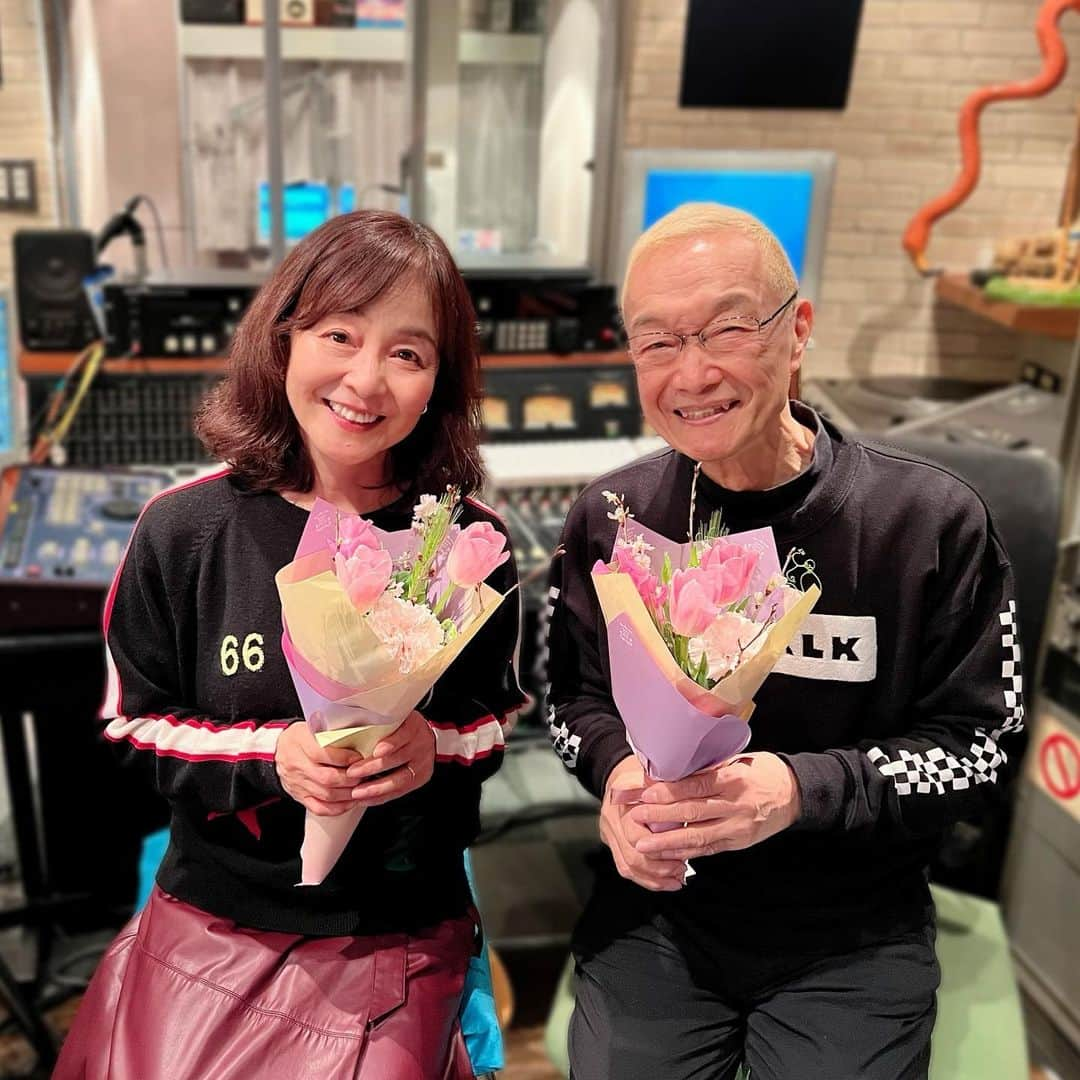 日髙のり子さんのインスタグラム写真 - (日髙のり子Instagram)「📻 毎週 #神谷明 さんと心の向くまま楽しくおしゃべりさせていただいたラジオ番組「神谷明・日髙のり子 TALK!×3」が本日、最終回を迎えました💐✨ ⁡ この番組が始まったきっかけは、神谷さんからのとても嬉しいお誘いでした🥰 神谷さんは、以前ゲストで来てくださった私がKBS京都で担当していた深夜番組「#はいぱぁナイト」のことをよく覚えていらっしゃって、ことあるごとに「のんちゃんがKBSでやってた、あの番組は面白かったなぁ」と嬉しいお言葉をくださっていたのですが… ある日「ああいう感じのトーク番組をやりたいなと思ってね、のんちゃんと一緒に出来たらいいなと思っているんだけどどうかな？」とお声掛けくださって！ こうしてスタートしたのが「#トークトークトーク」でした。 ⁡ 神谷さんとは出会ってから40年近くになりますが、番組を通して初めて知ったことがたくさんありました。 まず、食いしん坊なこと🍗🥗🍣🍜 つい食べものの話になってしまうので、「“トークトークトーク” というより “イートイートイート” ですね」というメッセージをいただくこともありました🤣笑 そして、好奇心旺盛なこと🤩 梅の季節に私が梅ジャムを作ったと言うと「僕もやってみる！」✊✨ そして「上手く出来た！」と瓶詰めのジャムの写真を送ってくださった時は本当に驚きました‼️😳 神谷さんの元気の源は、好奇心を絶やさないことなのだと確信しました💡 私も神谷さんのように楽しみながら歳を重ねたいと思います。 ⁡ リスナーの皆さま、メッセージで参加してくださった皆さま、長い間本当にありがとうございました🙇‍♀️ ⁡ #ラジオ #最終回 #CBCラジオ #📻」3月25日 21時59分 - nonko_hidaka531