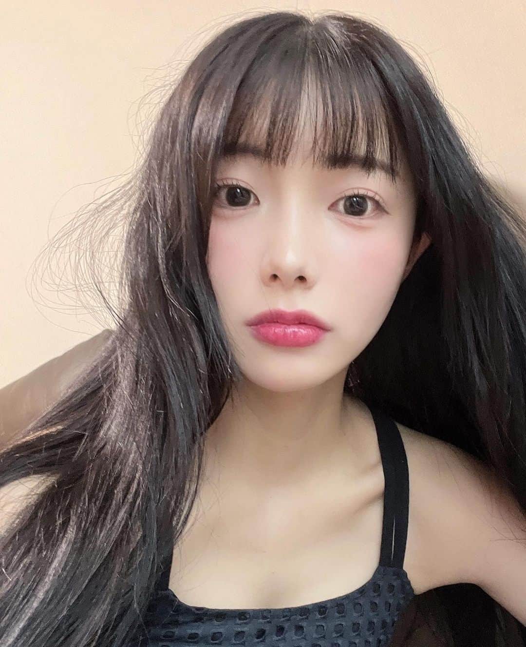 えみ姉のインスタグラム：「ㅤ ㅤ 前髪短くなりまひた㊗️ ㅤㅤㅤ 湿気やだね。アイロンしてもぼさぼさよ。 ㅤ はははははは ㅤ ㅤ #黒髪 #ロングヘア」