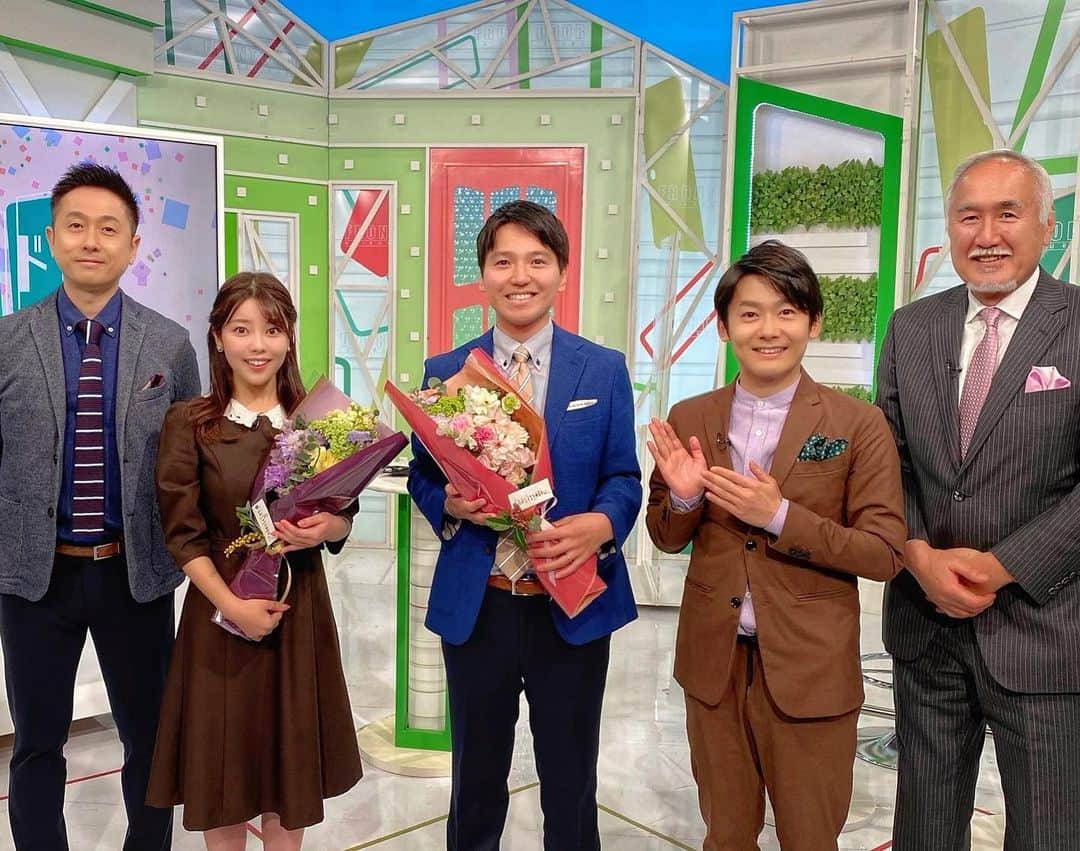 八幡美咲のインスタグラム：「番組最終日。  コロナ禍、寂しい気持ちもあったけれど 毎週土曜日が楽しみで仕方ありませんでした☺️🌸  ロザンさんと ⚾️カープレジェンドの方々と 「フロントドア」をお伝えした3年間 アシスタントMCとして 素晴らしい番組に携わることができて 感謝の気持ちでいっぱいです。  至らないことが多々あったかと思いますが3年間 暖かく見守っていただき、ありがとうございました。  毎週、 ロザンさんやゲストのみなさんから学ぶことがたくさんあり アスリートのみなさんのお話しからも、 たくさんの気づきや振り返りがある 本当に貴重な3年間でした。  スポーツ王国の広島で カープ⚾️サンフレ⚽️ドラゴンフライズ🏀などの スポーツ取材を担当できたこと幸せに思っています。  ヤハタビでは いつもどうやったら皆さんに笑ってもらえるかなと コロナ禍だからこそ僅かでも楽しいひとときに出来るよう スタッフの皆さんと試行錯誤する日々でしたが  取材やロケを通して素晴らしい出会いがあって いつもこちらが元気をもらっていました。🌸☺️  そして、広島のこと、 今では故郷のように思っています。  大好きな街を離れるのはとても寂しいですが 離れても カープファン、サンフレファン、ドラフラファン、JTファン、、広島ファンであり続けます。  コロナ禍で入社して コロナ禍で退社するので イベントなどがほとんどなく いつも応援してくださってる皆様に お会いできなかったことだけが心残りです。 また、いつかお会いできますように🥰  これから恩返しをして参ります。 ありがとうございました🌸☺️～完～  前の退社ご報告の投稿でたくさんのコメント ありがとうございます。 コメント返しゆっくりにはなりますが 少しずつしていきます☺️💓」