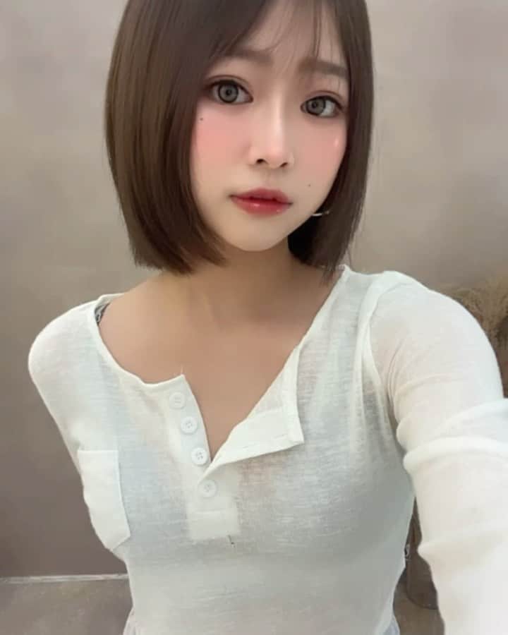 徐薇涵（Wei Han Xu）のインスタグラム：「天氣熱🌞 想穿平口或是細肩帶的衣服 涼爽又能展現肩膀線條 就要去 @lalu_beau 做小香肩啦 經常不自覺聳肩的我 用儀器撸幾下立馬紅起來 氣節推開放鬆肌肉後 還會熱敷♨️ 療程完肩頸真的是解開封印 變得很輕鬆～打著打著又想預約去做啦😍 預約找 @chu__mei   #原渥 #小香肩」