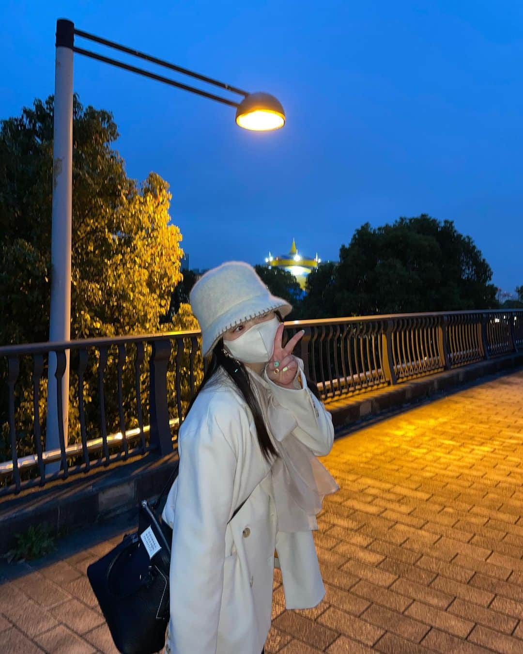 山岸理子のインスタグラム：「* 🐈‍⬛💡☁️ ⁡ #tsubaki_factory #山岸理子 #りこーで 👧」
