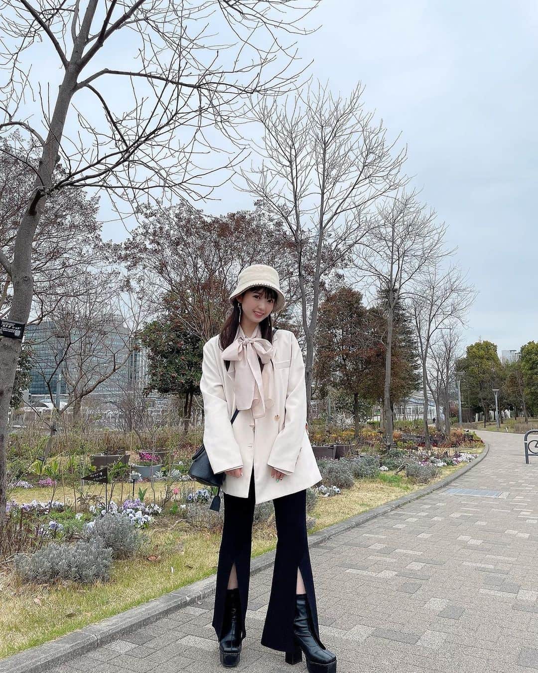 山岸理子さんのインスタグラム写真 - (山岸理子Instagram)「* 🐈‍⬛💡☁️ ⁡ #tsubaki_factory #山岸理子 #りこーで 👧」3月25日 22時06分 - riko_yamagishi.official