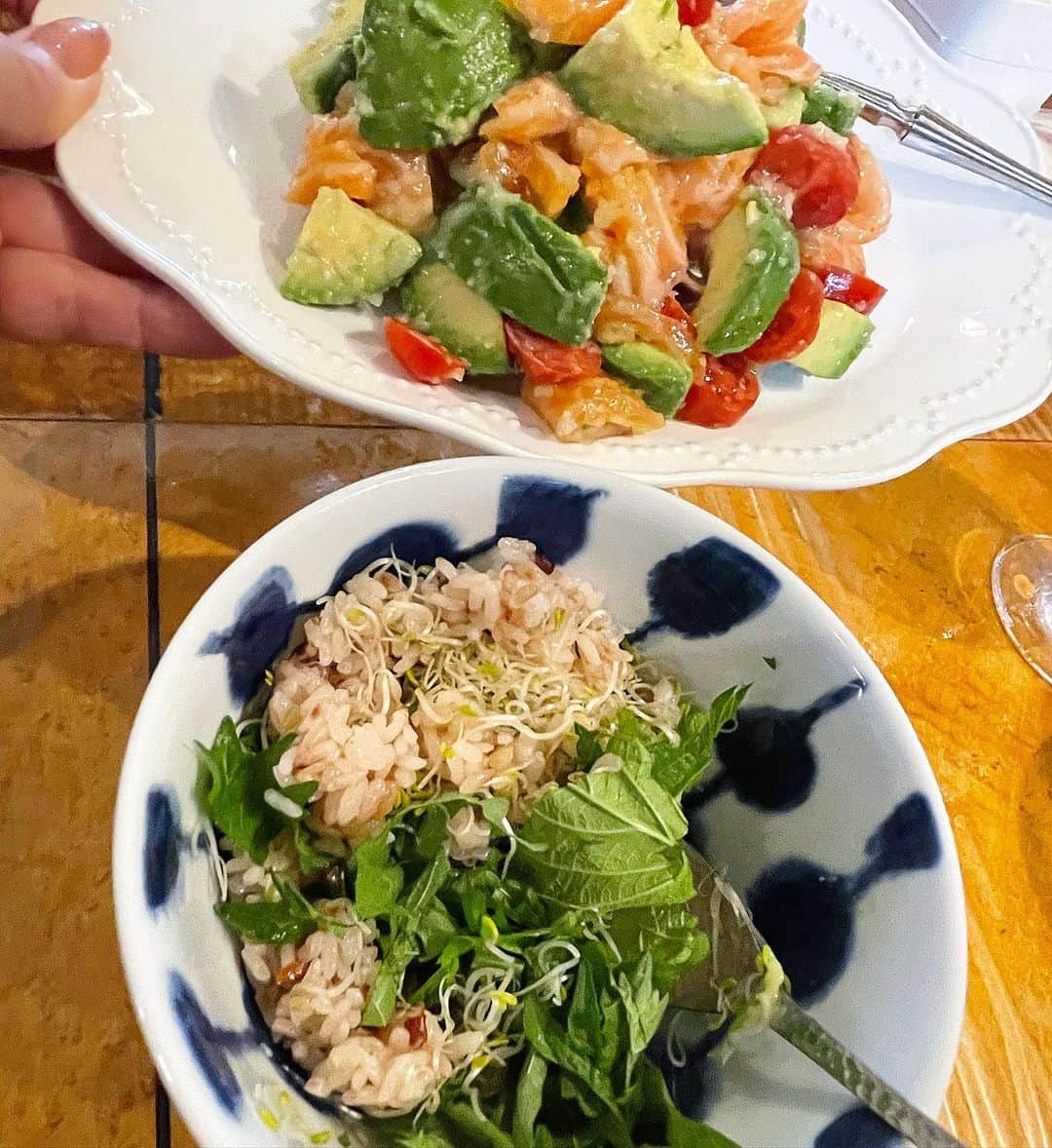 内海和子さんのインスタグラム写真 - (内海和子Instagram)「. 私の夜ごはん  サーモン、アボカド、フルーツトマトを ニンニク麹であえたものを アルファルファと大葉を混ぜた雑穀米ご飯に乗せて 混ぜて食べました 毎日食べられる❤️ . 母達にはルーロー飯のお弁当 たまにはいいでしょ😅 写真も適当で酷いわー . . #好きなものを好きなだけ  #アボカド好き#カズゴハン #おうちごはん#毎日手作り#健康第一 #お家ごはん#料理上手になりたい #作り置き#料理記録#献立#手作り料理 #丁寧な暮らし#幸せの食卓部 #内海和子 #食器#うつわ#うつわずき#器 #ぬか漬けソムリエ」3月25日 22時07分 - kazukoutsumi