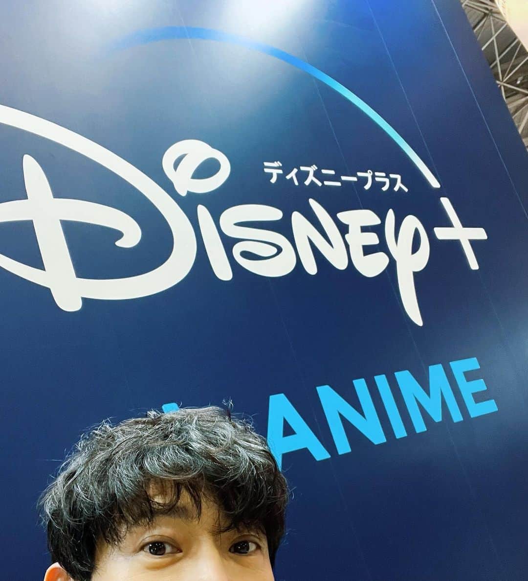 津田健次郎のインスタグラム：「#アニメジャパン #ディズニープラス ブース ご来場頂きましてありがとうございました。そして配信でご覧頂きました皆様ありがとうございました。 『#ワンダーハッチ -空飛ぶ竜の島-』をお楽しみに〜  #AnimeJapan #津田健次郎 #ツダケン」