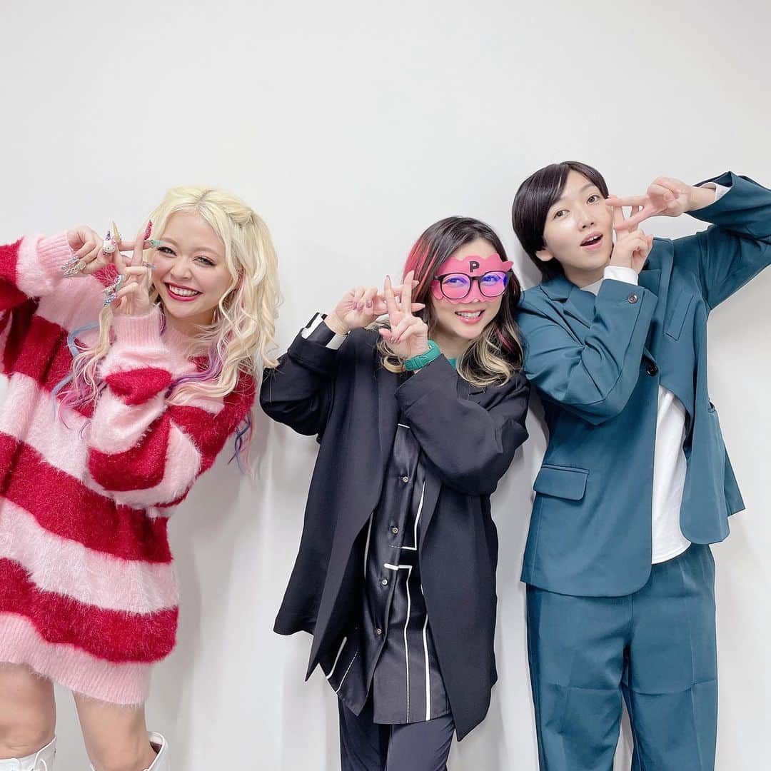 ぷりあでぃす玲奈のインスタグラム：「テレビ静岡さんで、 エルフのおふたりと生配信のお仕事させていただきました  はるさんの的確なツッコミに感心し、 荒川さんの元気の総量が桁違い😳なことに驚き、、  少しでも、誰かの背中を押せたらいいなぁと 占いさせてもらってますが、まだまだだな🤔  始まる前も終わってからも楽屋でお話させていただきましたが、逆にパワーいただきました✨  たくさん笑わせてもらえることほど幸せな時間はないですね〜☺️  エルフさん、益々好きになりました💕 ありがとうございました😊  #エルフ さん #占い」
