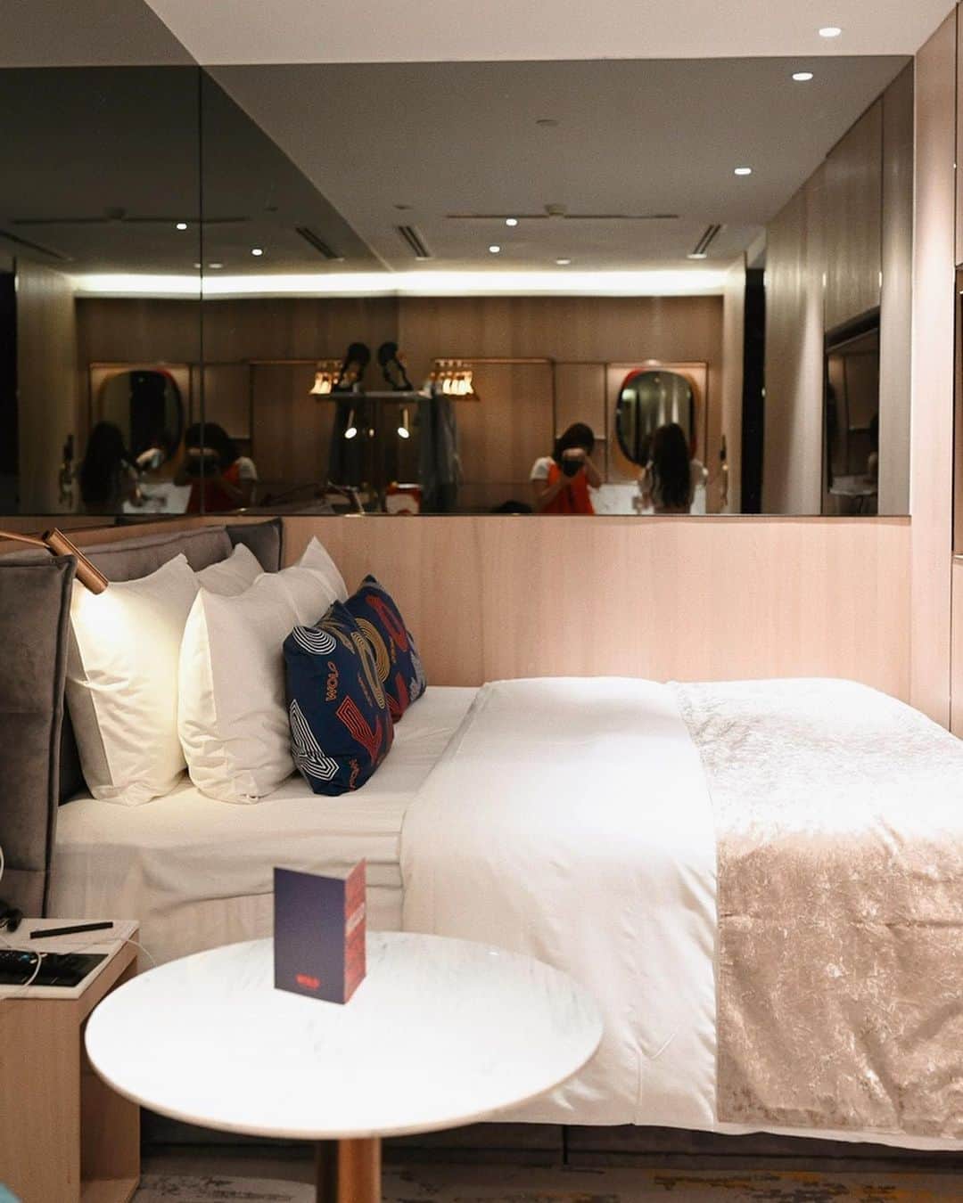 MEGさんのインスタグラム写真 - (MEGInstagram)「🇲🇾 #kualalumpur_megvlog   ⌇WOLO Kualalumpur   ホテル15時にチェックインして、ベッドがふかふかすぎて2人で気づいたら爆睡。😌  クアラルンプールで一番楽しかった賑わってる街、ブキッビンタンにあるアクセスの良いホテル。🌃  シャワールーム、鏡、ラウンジ、どこ見てもキラッキラしてて、かわいいお洒落なホテル。  1階にはスタバもあって周りはご飯屋さんもなんでも揃ってる。🛍️  1泊¥8,698〜 Check in 15:00- Check out -12:00  📍Corner of Jalan Bukit Bintang and, Jln Sultan Ismail, Bukit Bintang, 55100 Kuala Lumpur,malaysia   #bukitbintang #wolo #kualalumpur #visitmalaysia  #クアラルンプール #クアラルンプール旅行 #ホテル #海外旅行」3月25日 22時20分 - _meg_7
