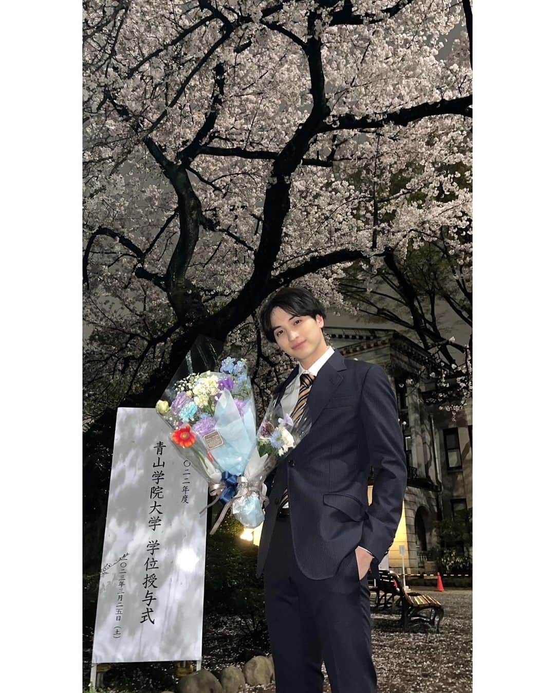 一ノ瀬颯のインスタグラム：「. . 本日、大学を卒業しました🎓💐🌸 . 大学に入るまでにとてもとても遠回りをして、たくさんの人に支えられながら様々なことを経験してきました。 . 中学・高校と勉強と部活のみの生活を送っていたので、受験にかける思いはとても強かったです。 しかしその思いとは裏腹に、浪人した末に受かった大学全てに行けなくなって絶望し、編入を志して専門に通い、最終的には自分で数ヶ月勉強して受験し直すという、とてもとても中途半端な選択をしてしまったとも思います。 自分が嫌になることも多々ありました。こんなに遊ばず頑張ってきたのになんでここまで自分の人生は報われないんだろうと日々思っていました。 . しかしその間に得た友人たちはとても素敵で、様々な人生を歩んできているものの、全員がとても尊敬できる人々でした。本当に出会えてよかった。そしてこれからもよろしくお願いします。 . そして、入学式に向かっている最中にスカウトしてもらい、たまたま戦隊のオーディションに受かったことから研音に所属し、今こうしてみなさんに卒業の報告ができています。 . こう考えると本当にジェットコースターの様に高低差の激しい数年間でしたが、今僕はとても幸せです。 こんな人生も悪くない。 . そしてこういう経験が全て生かせる仕事に就けて、今楽しく仕事をできていることが本当に嬉しいです。 僕の経験を発信することで勇気づけられる人もいるだろうし！ 今日、卒業できたことで、少し自分を許せたような気もします。 . ここまでどうしようもない息子を支えてくれた両親、絶望した時に寄り添ってくださった先生方・友達、人生を変えてくれて、卒業まで支えてくれたマネージャーさん、そして今関わってくださっている全ての方々、もちろんみなさんもね、本当にありがとうございます。 . 嫌というほど勉強してきたので、これからもちょくちょく勉強する癖は抜けそうにありません笑 . . 卒業できてよかったー！！ . . p.s.さよなら、学割(あさひと同意見) . . . #卒業 #一ノ瀬颯」