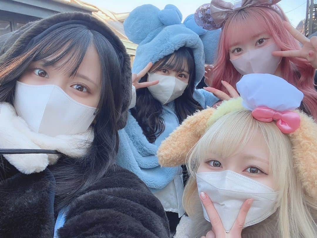 山本杏奈さんのインスタグラム写真 - (山本杏奈Instagram)「🖤💙💛💗  4人でディズニーシーにいってきたよー！  たぶん4ヶ月くらい前から予定立ててたの！ だから念願！🥺  幸せでしたっ。  でも寒すぎてブランケットに一生くるまってた  （まいかの親指は意図的です）」3月25日 22時24分 - yamamoto_anna_