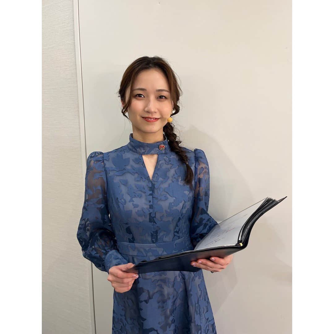 木下晴香のインスタグラム：「📖💙 ⁡ 朗読音楽劇『THE STORIES』 〜グリム童話　ラプンツェル〜 ⁡ 無事終演いたしました！ありがとうございました✨ ⁡ 今回、ラプンツェル役をはじめ4役務めさせていただきまして。 演じ分けと、朗読で伝える難しさ、面白さ楽しさをたくさん感じながら、グリム童話版のラプンツェルの世界に浸ったひと時でした💜 ⁡ お客様の反応、ワクワクしました。 温かい笑い声と拍手をありがとうございました！ ⁡ 📷 ご一緒した浦井健治さん、大貫祐一郎さんと終演後に1枚✌️ お二人と、その場の空気を感じ取り、共有しながら作品を届けるというとても豊かな時間を過ごさせていただきました。 浦井さんとのやり取り、特にコミカルなところ(笑)楽しかったなぁ。 そして大貫さんが今回のために作ってくださったたくさんの曲たちも、私たちに当て書きしてくださったラストのデュエット曲も。本当に大好きです。宝物✨ ⁡ 携わってくださった全ての皆さま。 本当にありがとうございました！ ⁡ ⁡ そして… 今日は、尊敬する兄さんの嬉しすぎるご報告もあって、とっっっても幸せな1日です。 るんるんでした。 倫也兄さん、ご結婚おめでとうございます☺️💐」