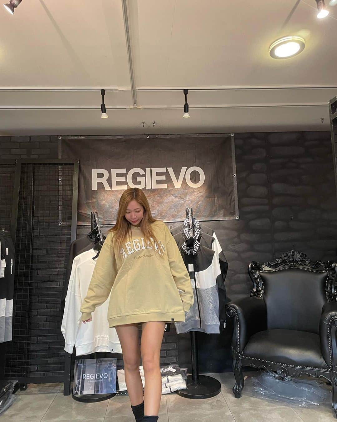 のインスタグラム：「パーカー1枚で着ちゃいます🫣🤍  OS☆U x REGIEVOコラボ企画 1日店長ありがとうございました😌 . . . . . #山本紗愛 #やまもとさな #名古屋のアイドル #おーえすゆー #OSU #idol #フォロワー様大募集 #followｍe #グラビアアイドル  #グラビア自撮り部 #撮影会 #グラビア撮影 #太ももフェチにはたまらない  #太もも #脚フェチさんへ #ふとももムチムチ#脚 #脚フェチ #太ももフェチ #REGIEVO #RE730 #questioning」