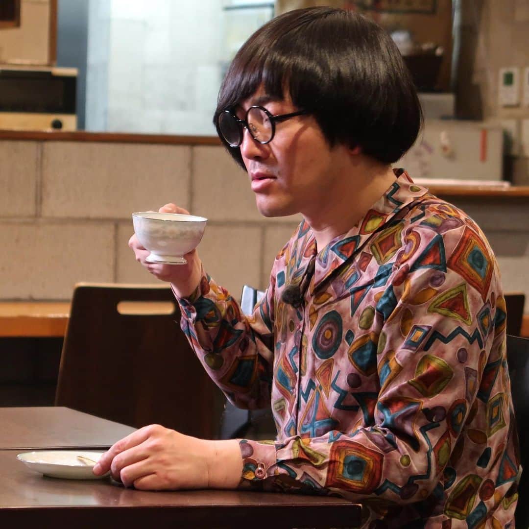 松原タニシさんのインスタグラム写真 - (松原タニシInstagram)「テレビ大阪「片っ端から喫茶店」で 阿倍野区播磨町にある「北畠珈琲店」さんにおじゃましました☕️  店内で焙煎されたコーヒーの香りがお店いっぱい漂っています😙❤️  コーヒーの香りだけでも癒されます〜  マスターにコーヒーの美味しい飲み方を教わりました。 コーヒーの味わい方を知った松原タニシを是非ご覧ください😗スーッ🌸  人気のたまごをたっぷり使ったたまごたまごたまごたまごサンドも美味でした☺️🍳  たまご×4サンドにちなんで真っ暗にしていただいた店内で"オニムシ"の不思議な話をしています😳🌙 https://youtu.be/8xnAXWGkMB8  #播磨町 #北畠珈琲店 #さくらブルボン #スー #たまごたまごたまごたまごサンド #オニムシオニムシオニムシオニムシ #怪談 #片っ端から喫茶店 #テレビ大阪 #松原タニシ」3月25日 22時37分 - tanishi_m