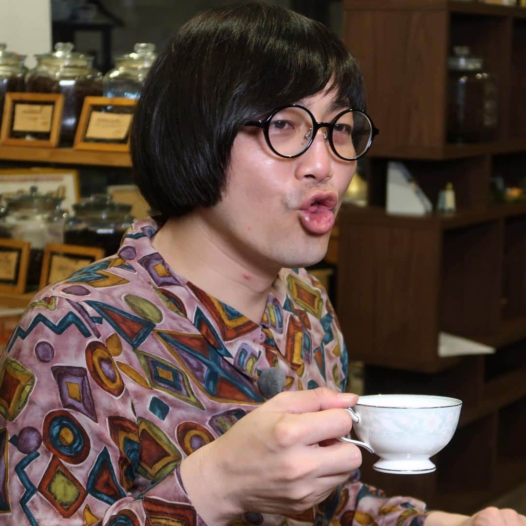 松原タニシのインスタグラム：「テレビ大阪「片っ端から喫茶店」で 阿倍野区播磨町にある「北畠珈琲店」さんにおじゃましました☕️  店内で焙煎されたコーヒーの香りがお店いっぱい漂っています😙❤️  コーヒーの香りだけでも癒されます〜  マスターにコーヒーの美味しい飲み方を教わりました。 コーヒーの味わい方を知った松原タニシを是非ご覧ください😗スーッ🌸  人気のたまごをたっぷり使ったたまごたまごたまごたまごサンドも美味でした☺️🍳  たまご×4サンドにちなんで真っ暗にしていただいた店内で"オニムシ"の不思議な話をしています😳🌙 https://youtu.be/8xnAXWGkMB8  #播磨町 #北畠珈琲店 #さくらブルボン #スー #たまごたまごたまごたまごサンド #オニムシオニムシオニムシオニムシ #怪談 #片っ端から喫茶店 #テレビ大阪 #松原タニシ」