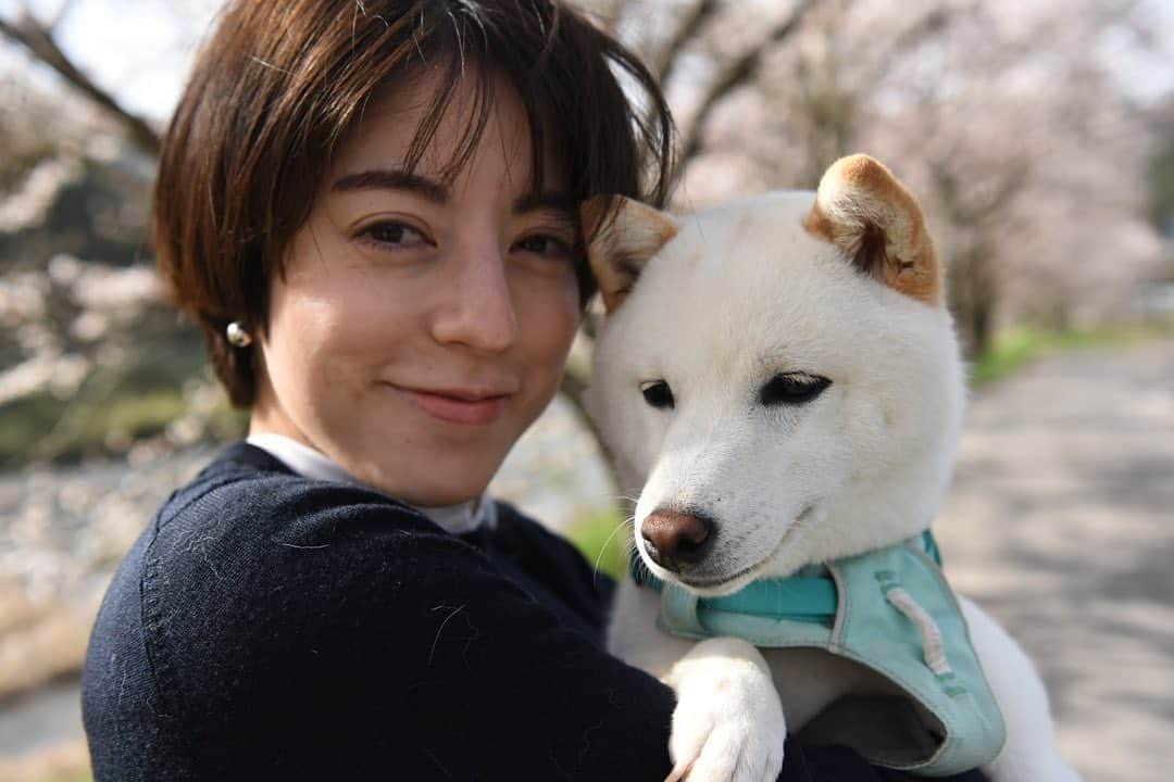 薄田ジュリアのインスタグラム：「☑︎ 無垢の生誕１周年記念と 私の番組卒業記念を兼ねた小旅行♩  これまで報道ランナーをご覧頂いた皆様、 本当にありがとうございました(*´꒳`*)  ４月からは新たな世界に進みます…☆  あと３回、悔いのないよう臨みます！！  #フリーアナウンサー #報道ランナー #６年間お世話になりました #卒業旅行 #豆柴  #3月25日 #生誕1周年 #birthdaygirl」