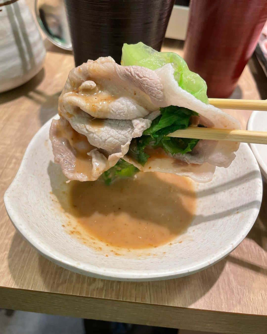 桃里れあさんのインスタグラム写真 - (桃里れあInstagram)「新宿駅にあるレタス専門店【菜食酒場レタスや】@shinjuku_lettuceyaに行ってきたよ🥬💚  8～10種類のレタスを「お鍋」や「あんかけ」「お浸し」など、レタスを中心にしたお野菜の創作料理を提供しているレタス専門店✨ お店に入ったらレタスがたくさん置いてあって驚き😳💚  今回頼んだメニューは… ◻︎三種のレタスと国産豚のしゃぶしゃぶ その日に厳選したレタス3種類と国産豚のしゃぶしゃぶは相性抜群でした🥺💕  ◻︎マグロカツ 外側はカリッと中身はジューシーにレア…♡美味しくておかわりするか迷った😂  ◻︎レタスのかにあんかけ 新鮮なシャキシャキ玉レタスに熱々旨味たっぷりの蟹あんかけがかかってて…♡ さらに最後にほぐした〝紅ズワイ蟹‘’で豪華✨美味しすぎた😋  ◻︎海老生春巻き 目でも楽しめる彩りのレタスとごろっと入った海老の生春巻き…♡特製チリソースが美味しすぎてこのソースうちに欲しい笑  ◻︎じゃこレタスチャーハン 店内の他のお客さんがたべてるのを見てたら美味しそうでら頼んじゃった😂💕 シンプルな味で止まらない…‼︎♡  PR #新宿三丁目グルメ #新宿三丁目ディナー #レタしゃぶ #新宿三丁目居酒屋 #新宿デート #ヘルシー料理 #レタスや #新宿グルメ #トリドリベース」3月25日 22時32分 - rea_momosato