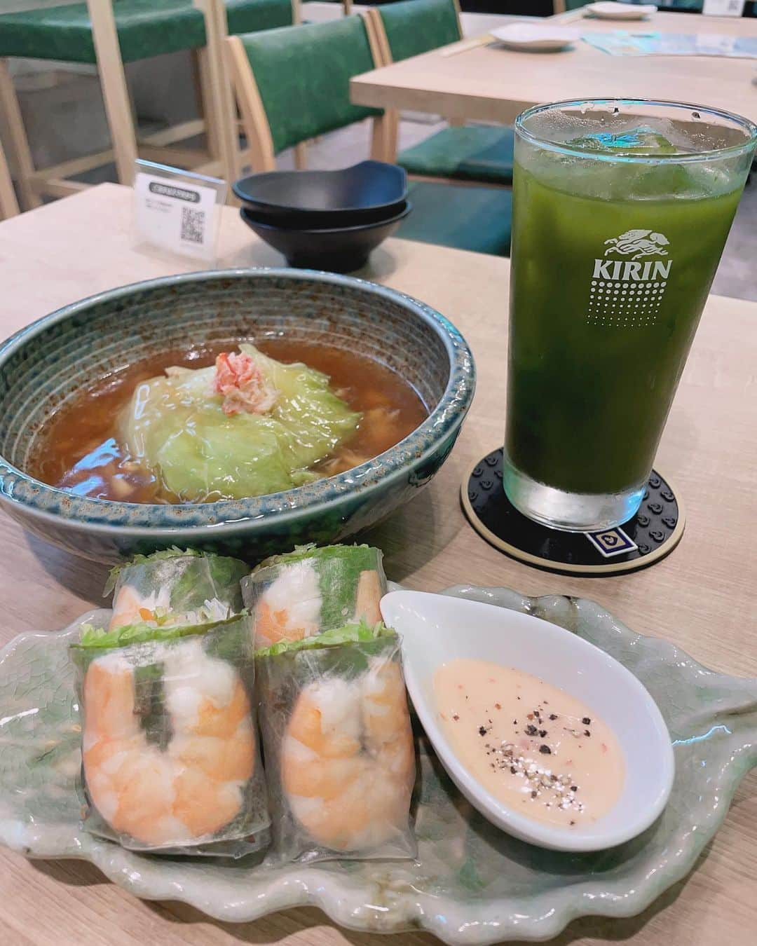 桃里れあさんのインスタグラム写真 - (桃里れあInstagram)「新宿駅にあるレタス専門店【菜食酒場レタスや】@shinjuku_lettuceyaに行ってきたよ🥬💚  8～10種類のレタスを「お鍋」や「あんかけ」「お浸し」など、レタスを中心にしたお野菜の創作料理を提供しているレタス専門店✨ お店に入ったらレタスがたくさん置いてあって驚き😳💚  今回頼んだメニューは… ◻︎三種のレタスと国産豚のしゃぶしゃぶ その日に厳選したレタス3種類と国産豚のしゃぶしゃぶは相性抜群でした🥺💕  ◻︎マグロカツ 外側はカリッと中身はジューシーにレア…♡美味しくておかわりするか迷った😂  ◻︎レタスのかにあんかけ 新鮮なシャキシャキ玉レタスに熱々旨味たっぷりの蟹あんかけがかかってて…♡ さらに最後にほぐした〝紅ズワイ蟹‘’で豪華✨美味しすぎた😋  ◻︎海老生春巻き 目でも楽しめる彩りのレタスとごろっと入った海老の生春巻き…♡特製チリソースが美味しすぎてこのソースうちに欲しい笑  ◻︎じゃこレタスチャーハン 店内の他のお客さんがたべてるのを見てたら美味しそうでら頼んじゃった😂💕 シンプルな味で止まらない…‼︎♡  PR #新宿三丁目グルメ #新宿三丁目ディナー #レタしゃぶ #新宿三丁目居酒屋 #新宿デート #ヘルシー料理 #レタスや #新宿グルメ #トリドリベース」3月25日 22時32分 - rea_momosato