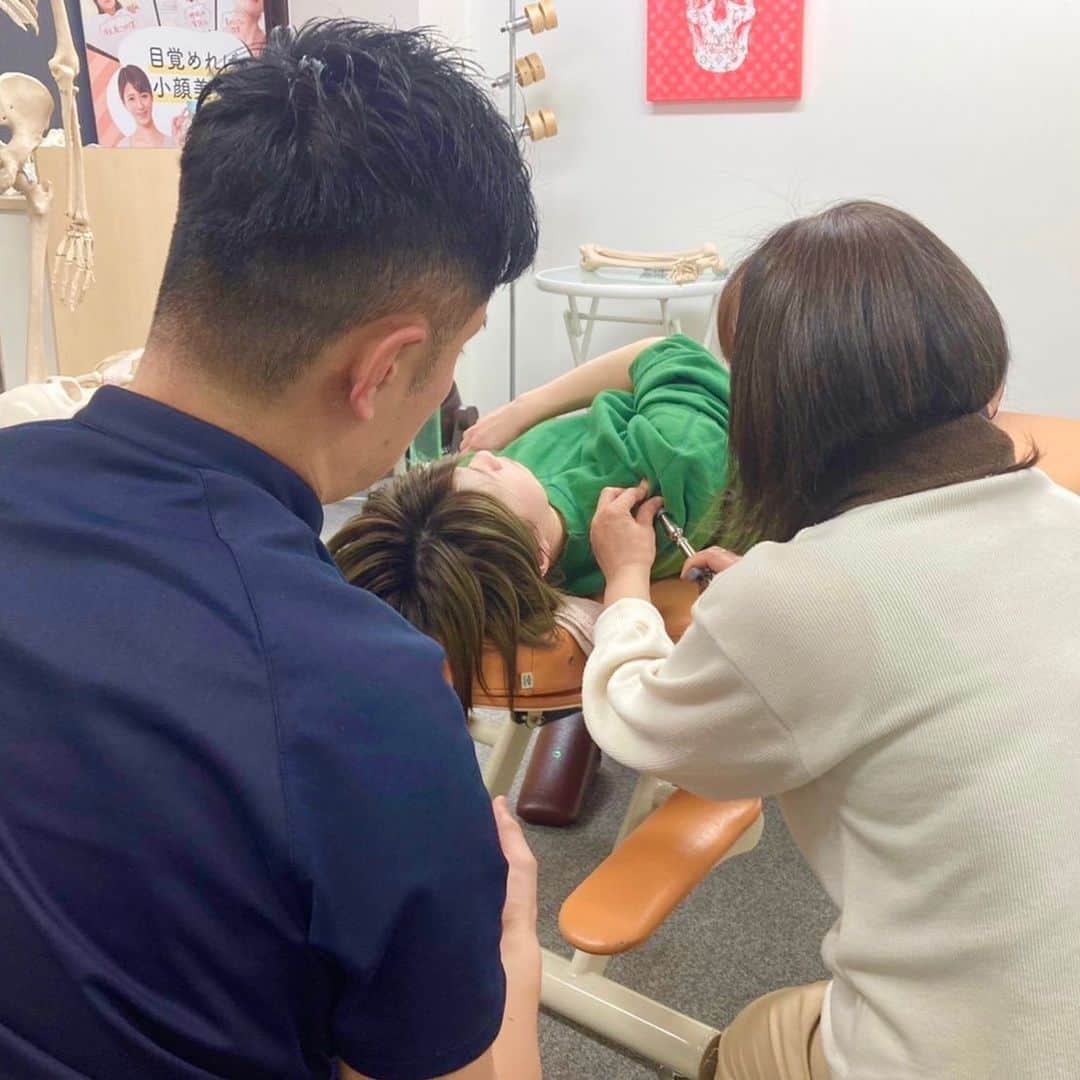 日本美容整骨学院さんのインスタグラム写真 - (日本美容整骨学院Instagram)「こんにちは！ @biyouseikotsugakuin です✨  学院長である@hiro1111323 先生が直接指導する美容整骨1級コース の授業の様子です✨ #エステサロン や #鍼灸院 勤務の方だけでなく専業主婦の生徒様など、様々な方が切磋琢磨されながら学ばれています！  また、「美容整骨1級コース」を受講すると、今話題の「フェムケア矯正®︎」のスキルも同時に取得することができます👏🏻  美容整骨学院では、#資格取得 で女性の自立をサポートします✨  美容整骨1級コースに少しでも興味がある方はお気軽にお問合せください！ 　 #美容整骨 #小顔神 #エイジングケア #たるみ #たるみ改善 #小顔 #美脚 #O脚 #歪み #骨盤矯正 #産後ケア #開業 #手に職  #エステ #美容整体 #日本最大の小顔スクール　　#日本美容整骨学院 #美容整骨師 #フェムテック矯正 #子宮ほぐし #子宮矯正 #フェムケア矯正 #サロン開業 #ヘッドスパ #売上アップ #自立 #女性の自立」3月26日 7時00分 - biyouseikotsugakuin