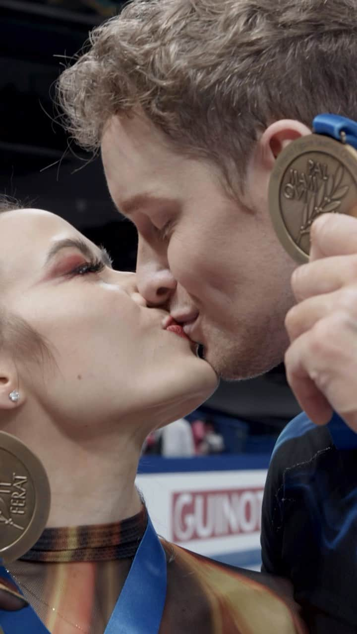 エヴァン・ベイツのインスタグラム：「Evan better believe he has a World gold medal hanging around his neck! 🥇  #WorldFigure #FigureSkating」