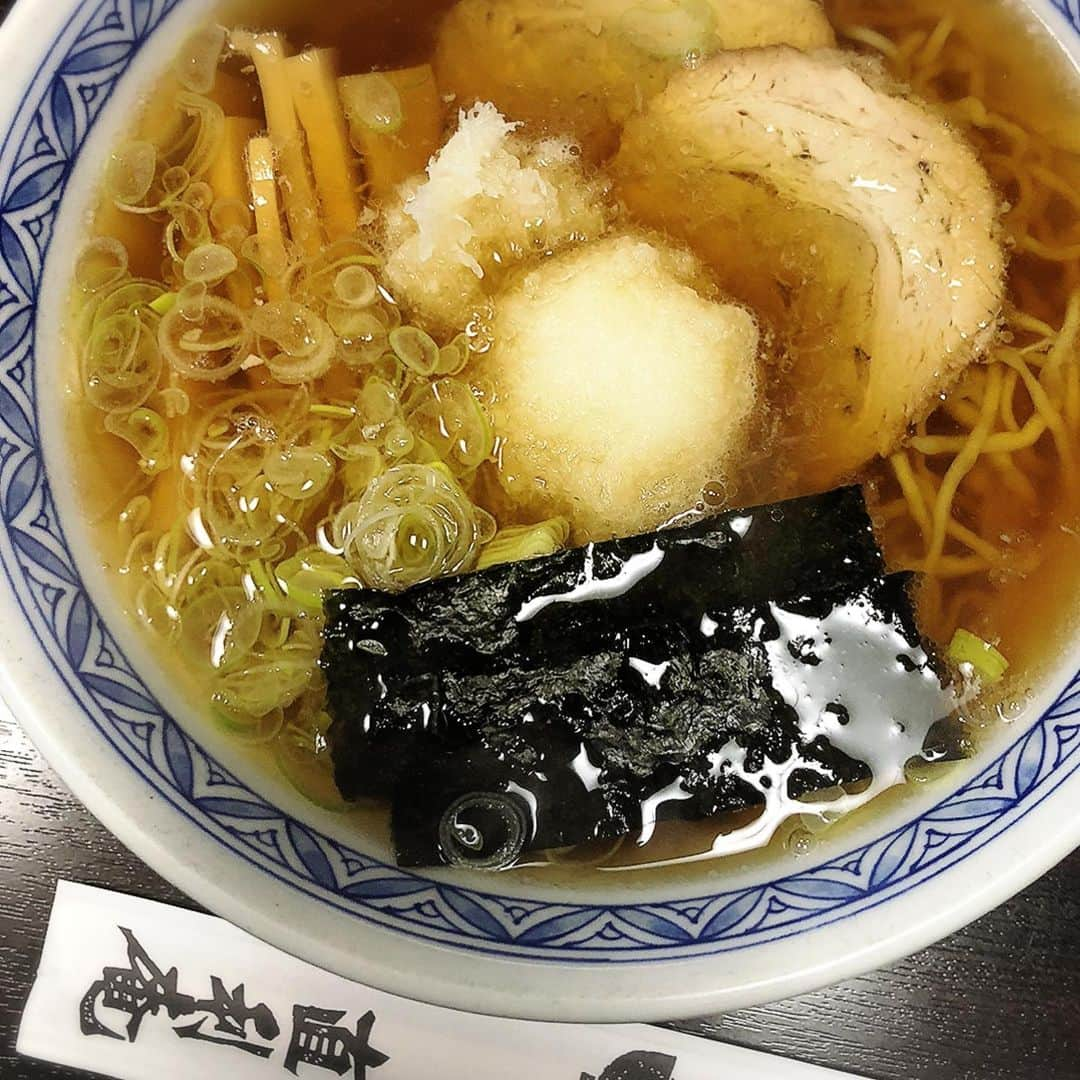 葛巻舞香のインスタグラム：「星子さんのラーメン特集を観た日はやっぱりラーメン🍥♡  直利庵の【おろし中華】  細麺ちぢれに 蕎麦屋のお出汁の効いたスープ  そのスープがしみっしみのおろしが 麺に絡まって…♡  個人的 蕎麦屋の美味しい中華そば代表です🇯🇵  更に店内で 会うはずのない大先輩に偶然お会いして ご一緒させていただいて… 人生の扉が開くようなお話を聞かせていただきました。  一杯の中華そばが 人生を変える、、✨  …かもしれない。  #盛岡市 #直利庵 #中華そば #おろし中華 #蕎麦屋の中華そば #偶然は必然」