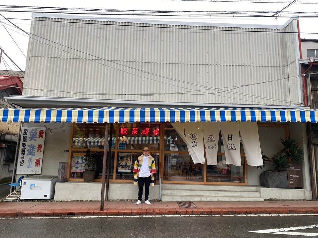 田中知之さんのインスタグラム写真 - (田中知之Instagram)「千原徹也君が主催するクリエイティブサロン『吉田塾』に参加するために富士吉田市へ。生憎の雨模様で、いつもはダイナミックに望める富士山は見えなかったのが残念だったのだけど、地元の皆さんととても濃密で有意義な時間を過ごせました。」3月25日 22時46分 - tomoyukitanaka