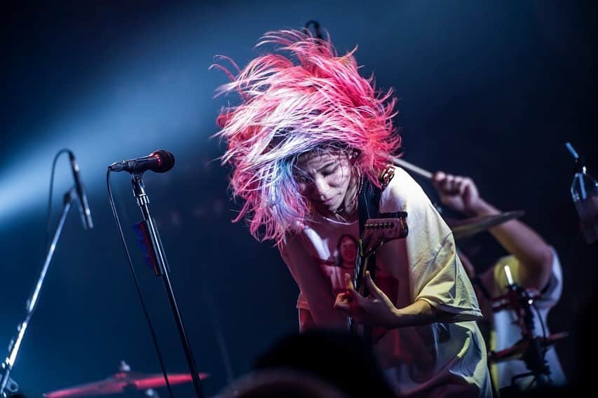 あやぺたのインスタグラム：「CAFFEINE BOMB TOUR 2022ｰ2023  2023.3.11 (SAT) 心斎橋 BIGCAT  6年ぶりのサンバスに胸熱 初めて新曲 『Punk Rock Princess』 やった日👑 10年以上前、松井会に参加させてもらってこの日があったから、終始えもたにえんでした  📸 @hayachinphoto   #HEYSMITH #GFREAKFACTORY #SUNSETBUS #CBT20TH」