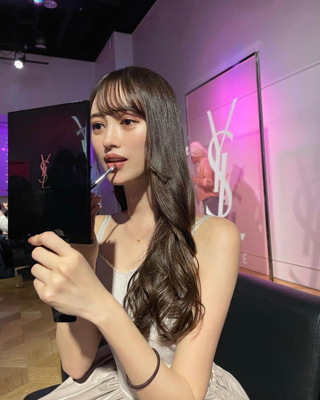 宮内理沙のインスタグラム：「サンローランのルージュ ヴォリュプテ キャンディグレーズシリーズより新色が発売されたのでそのローンチイベントに行ってきました💄  新色の3色はトレンドのY2Kメイクに合うヌーディーカラーで、私は14番のシニックブラウンを試してみたのですがキャンディーのようなツヤ感やジューシー感が出るのでこの春沢山活躍しそう🌸  マネさんアカウントのストーリーに先越された😂📸☀️  #yslbeauty #キャンディグレーズ #y2kstyle」