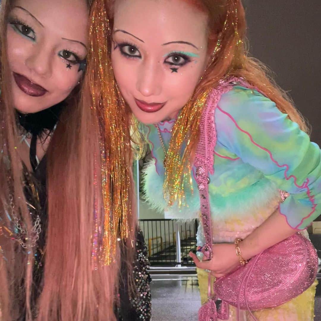 仲里依紗さんのインスタグラム写真 - (仲里依紗Instagram)「@harrystyles 参戦メイク🤡💋💕 やっっと下ろせた　@pameopose のスパンコールオールインワン✨🕺💎💖ハリーっぽくてこの日のために取ってた😘あいにくの雨で裾が風呂上がりの猫になっちゃったけど😂🤣  そして今回も天才的なメイクアップ💄  @nasup は本当に楽しそうに爆喋りしながらヘアメイクするんだから〜😂そしてどんどん奥から色んなド派手な品でてきて笑う😂コレもつけよーって言って勝手につけられる😂🔥楽しかったね😋 にゃんぴょんっ🐈🐰💕  #harrystyles   最後の写真おっぱい出ちゃって爆笑したやつw」3月25日 22時44分 - riisa1018naka