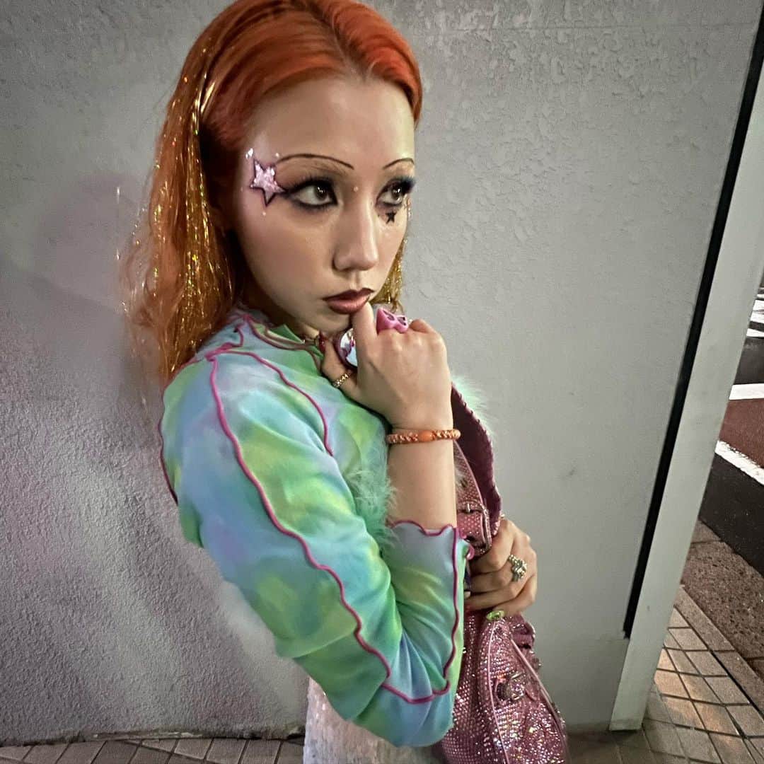 仲里依紗さんのインスタグラム写真 - (仲里依紗Instagram)「@harrystyles 参戦メイク🤡💋💕 やっっと下ろせた　@pameopose のスパンコールオールインワン✨🕺💎💖ハリーっぽくてこの日のために取ってた😘あいにくの雨で裾が風呂上がりの猫になっちゃったけど😂🤣  そして今回も天才的なメイクアップ💄  @nasup は本当に楽しそうに爆喋りしながらヘアメイクするんだから〜😂そしてどんどん奥から色んなド派手な品でてきて笑う😂コレもつけよーって言って勝手につけられる😂🔥楽しかったね😋 にゃんぴょんっ🐈🐰💕  #harrystyles   最後の写真おっぱい出ちゃって爆笑したやつw」3月25日 22時44分 - riisa1018naka