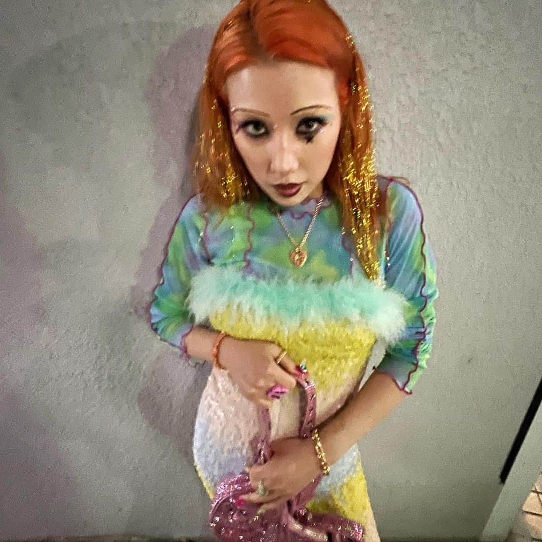 仲里依紗さんのインスタグラム写真 - (仲里依紗Instagram)「@harrystyles 参戦メイク🤡💋💕 やっっと下ろせた　@pameopose のスパンコールオールインワン✨🕺💎💖ハリーっぽくてこの日のために取ってた😘あいにくの雨で裾が風呂上がりの猫になっちゃったけど😂🤣  そして今回も天才的なメイクアップ💄  @nasup は本当に楽しそうに爆喋りしながらヘアメイクするんだから〜😂そしてどんどん奥から色んなド派手な品でてきて笑う😂コレもつけよーって言って勝手につけられる😂🔥楽しかったね😋 にゃんぴょんっ🐈🐰💕  #harrystyles   最後の写真おっぱい出ちゃって爆笑したやつw」3月25日 22時44分 - riisa1018naka