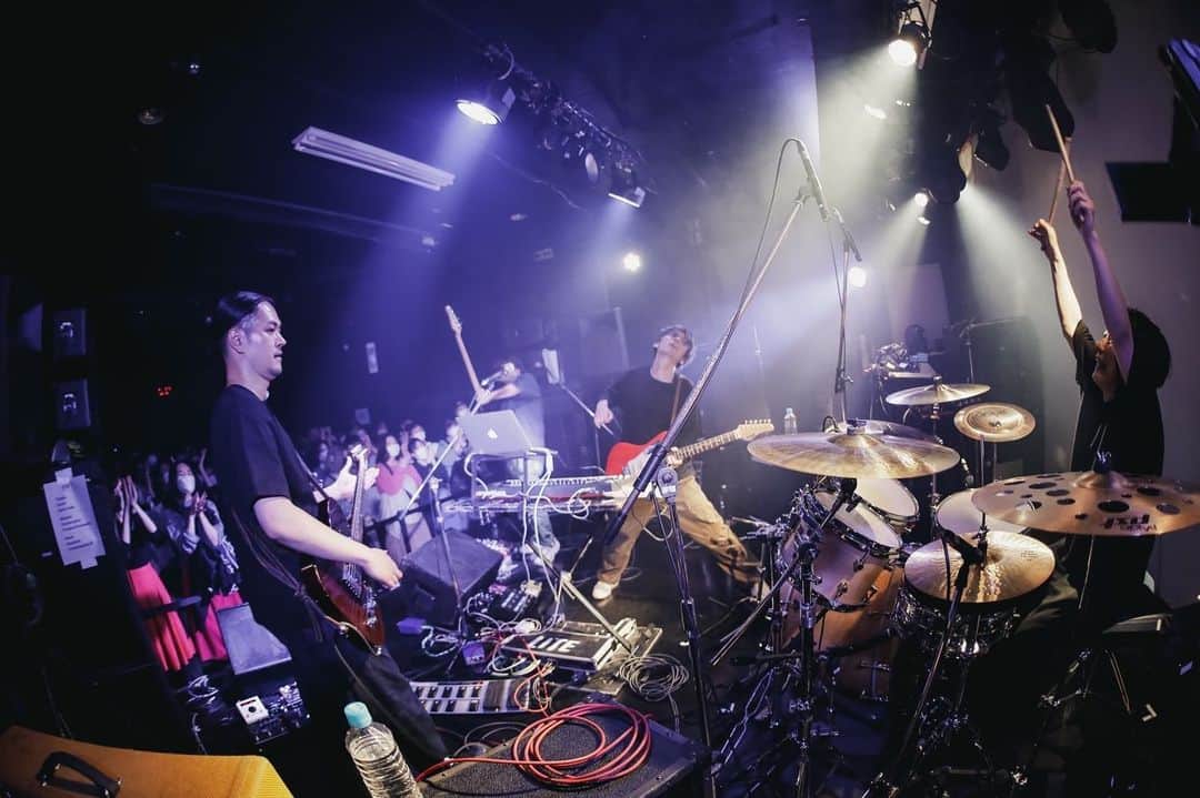 井澤惇のインスタグラム：「アベンズ20周年イベントの2マン最高に楽しかった！！アベンズのライブの選曲エモくてバーカンでノリノリなっちまった...!!  アベンズ誘ってくれてありがとう！！  photo by @saru_0305」