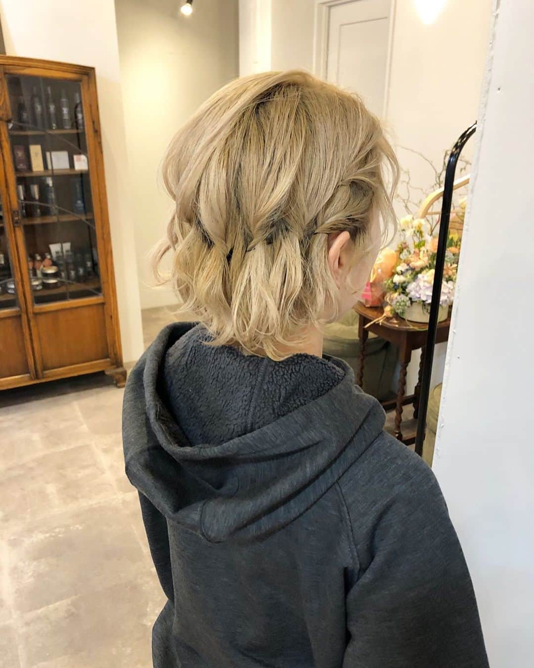 のインスタグラム：「実はこのアレンジ、、、、、、  ショートヘアなんです  長さに合わせて 目一杯頑張ってアレンジさせてもらいます  ヘアアレンジ & ヘアセット 河村タカシ  #hairarrangecam #hairarrange #hairset #hair #ヘアアレンジ #ヘアセット #ヘア #編み込み #braid #plait #大阪 #心斎橋 #美容 #followme #二次会 #結婚式 #ウェディング #ブライダル #美容室 #pong #放出 #放出美容室 #今福鶴見美容室 #蒲生四丁目 #緑橋 #深江橋 #鶴見区 #鶴見区美容室 #古民家美容室 #アンティーク家具」