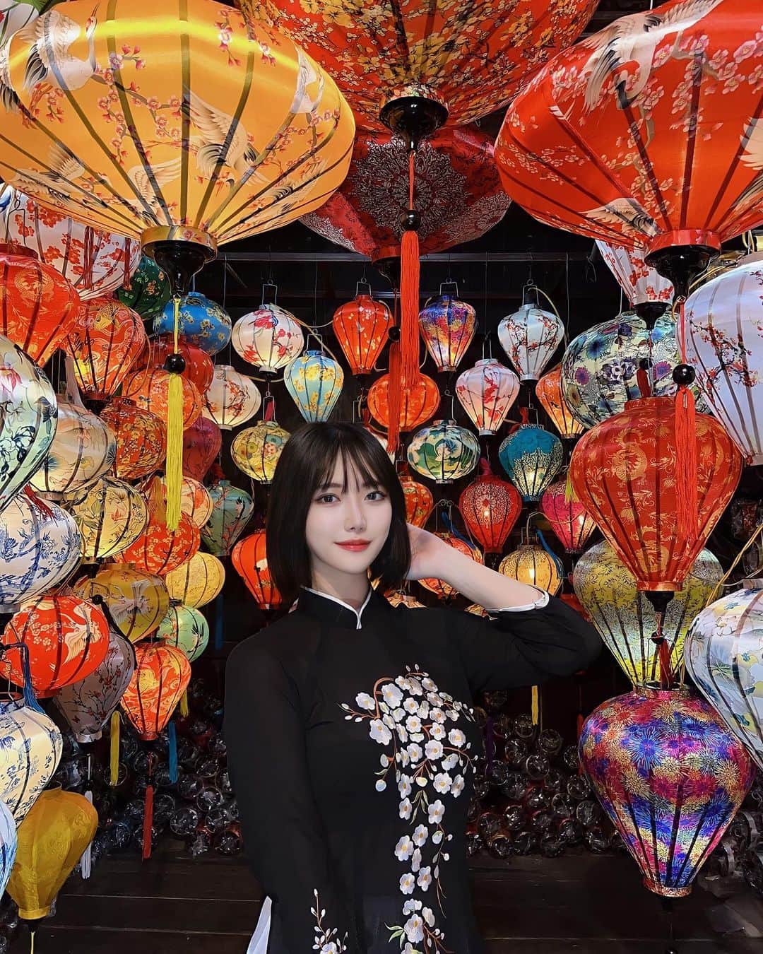 RIKAのインスタグラム：「幻想的でロマンチックなHoi an🏮🚣 アオザイかわいい💋💋🇻🇳  #ホイアン #ベトナム旅行 #アオザイ」