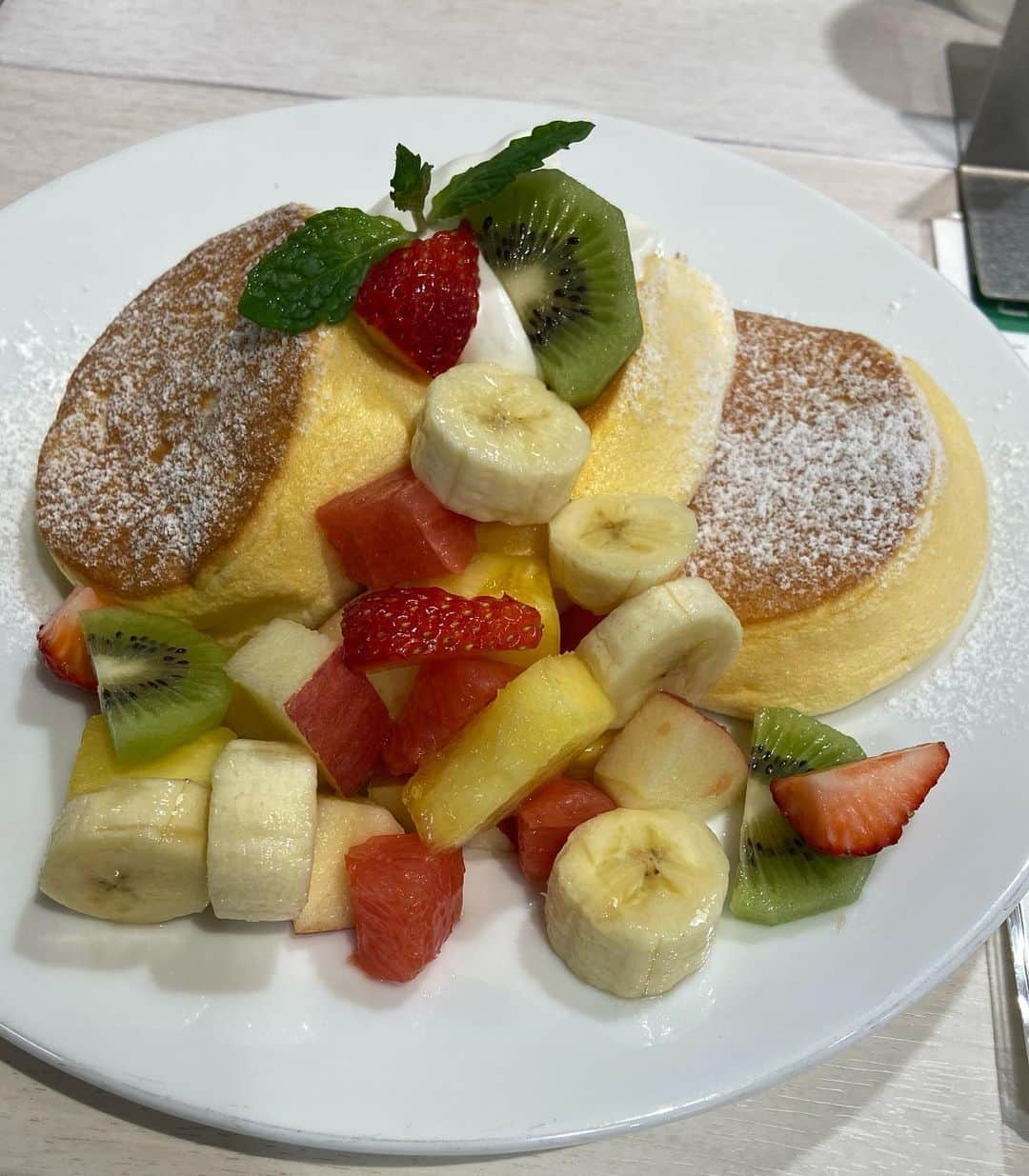栗田よう子さんのインスタグラム写真 - (栗田よう子Instagram)「幸せのパンケーキの看板見つけて行ってみた。待つ事10分位でラッキー♡ふわふわのパンケーキ&果物美味し。」3月25日 22時54分 - yoko1960327