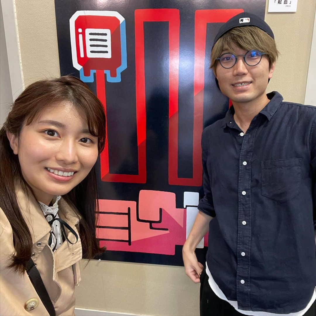 木村那津美さんのインスタグラム写真 - (木村那津美Instagram)「✳︎  やまぐち献血ルームで開催中の りおたさんのイラスト展に 行ってきたよ。  WBC期間中に書きためてた 新作も見られました🍀  ついでにうん十年ぶりに献血も💉  大学生のときにも献血車がきたから やろうとしたんだけど、 冬場で血管が縮こまって できないって言われて、 （冷え症の人はそうなることが多いみたい。 夏は夏で冷房で冷えるよね🥶）  それ以来、 行ってなかったんだけど、 今日は暖かかったし できるかなぁと思って受付したら。  なんと400ミリ献血ができました。  あったかいスライムみたいなものを にぎにぎしてたらいつの間にか献血終わってました🤭  痛いことはなくて、なんなら 血の比重を調べるために 採血室でぷちっと刺された針の方が痛かった。 今もじんわり痛い🥹笑笑  血の色もバッチリと お褒めの言葉をいただきました！  いちど献血に協力しようとして断られると、  またダメだったら…と 再び協力するのにちょっと勇気が要るけど、  やってみて良かったと思いました。 その日の体調によって針刺せるかどうかも変わるらしい。  きっかけをくれた りおたさんに感謝です✌️  #りおた献血展#献血ルームfor you  #初400ミリ献血#って言ったら体重バレる#冬の間に蓄えました  #人生2度目の献血#今日はできないですねって言われた時の#残念感半端ないよね #軽い脱水気味なので水分しっかりとってと#献血前に言われました笑笑#みなさんとおしゃべりしすぎて#のどからから」3月25日 22時54分 - natsumi_kimura1018