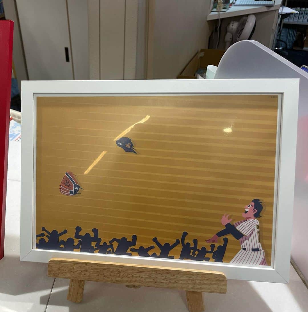 木村那津美さんのインスタグラム写真 - (木村那津美Instagram)「✳︎  やまぐち献血ルームで開催中の りおたさんのイラスト展に 行ってきたよ。  WBC期間中に書きためてた 新作も見られました🍀  ついでにうん十年ぶりに献血も💉  大学生のときにも献血車がきたから やろうとしたんだけど、 冬場で血管が縮こまって できないって言われて、 （冷え症の人はそうなることが多いみたい。 夏は夏で冷房で冷えるよね🥶）  それ以来、 行ってなかったんだけど、 今日は暖かかったし できるかなぁと思って受付したら。  なんと400ミリ献血ができました。  あったかいスライムみたいなものを にぎにぎしてたらいつの間にか献血終わってました🤭  痛いことはなくて、なんなら 血の比重を調べるために 採血室でぷちっと刺された針の方が痛かった。 今もじんわり痛い🥹笑笑  血の色もバッチリと お褒めの言葉をいただきました！  いちど献血に協力しようとして断られると、  またダメだったら…と 再び協力するのにちょっと勇気が要るけど、  やってみて良かったと思いました。 その日の体調によって針刺せるかどうかも変わるらしい。  きっかけをくれた りおたさんに感謝です✌️  #りおた献血展#献血ルームfor you  #初400ミリ献血#って言ったら体重バレる#冬の間に蓄えました  #人生2度目の献血#今日はできないですねって言われた時の#残念感半端ないよね #軽い脱水気味なので水分しっかりとってと#献血前に言われました笑笑#みなさんとおしゃべりしすぎて#のどからから」3月25日 22時54分 - natsumi_kimura1018